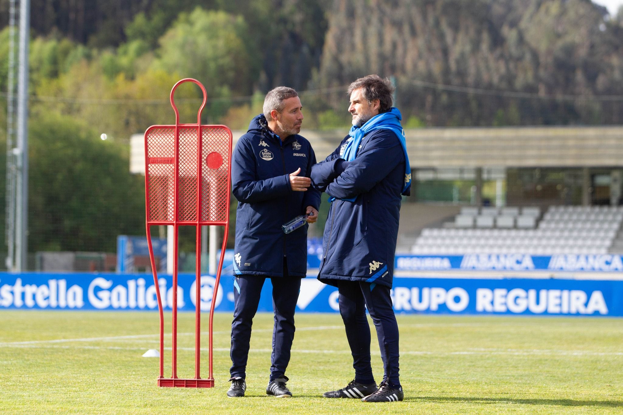 Óscar Cano en Abegondo con el docto Lariño