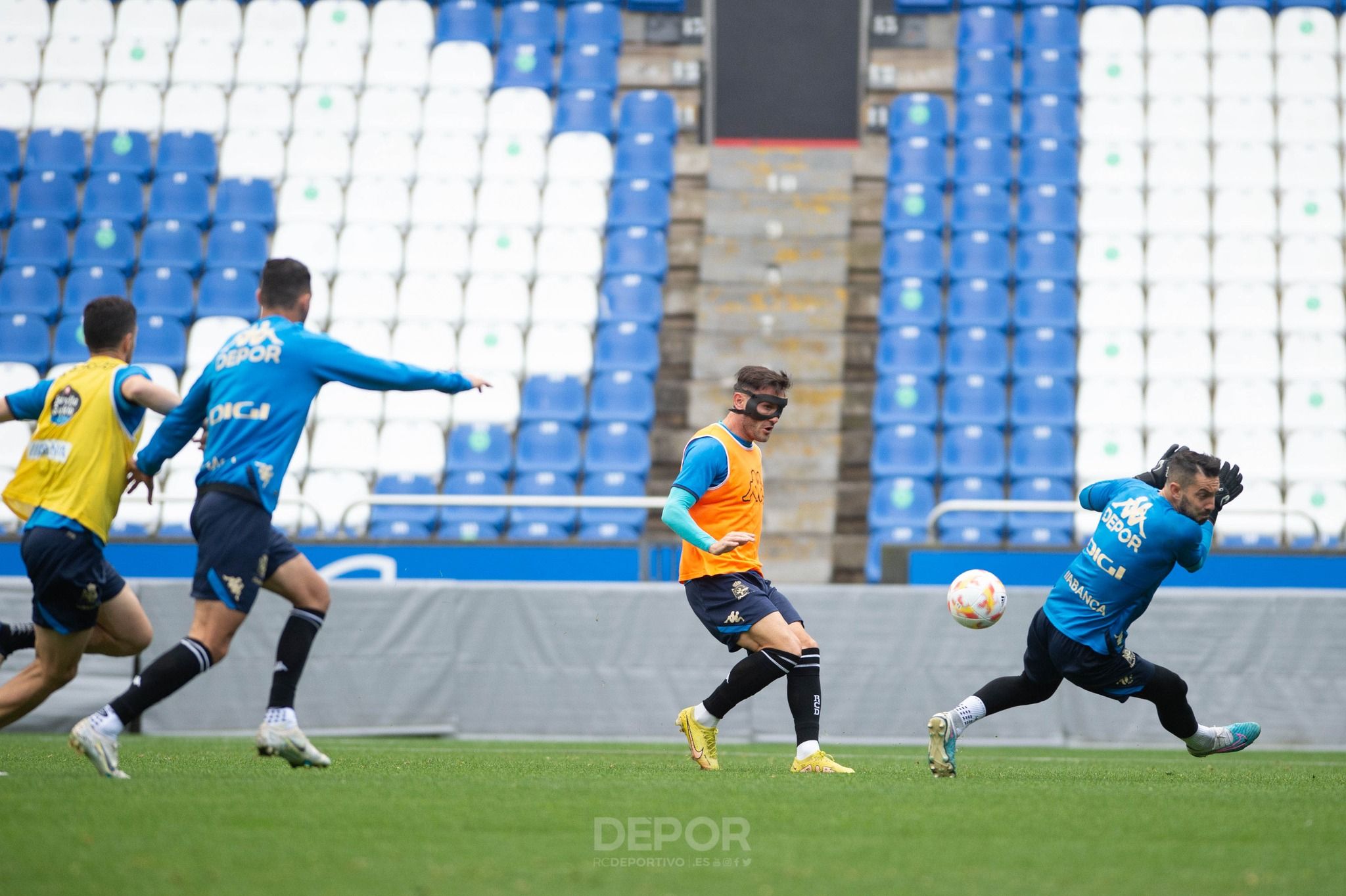  Lucas Pérez entrenando con máscara