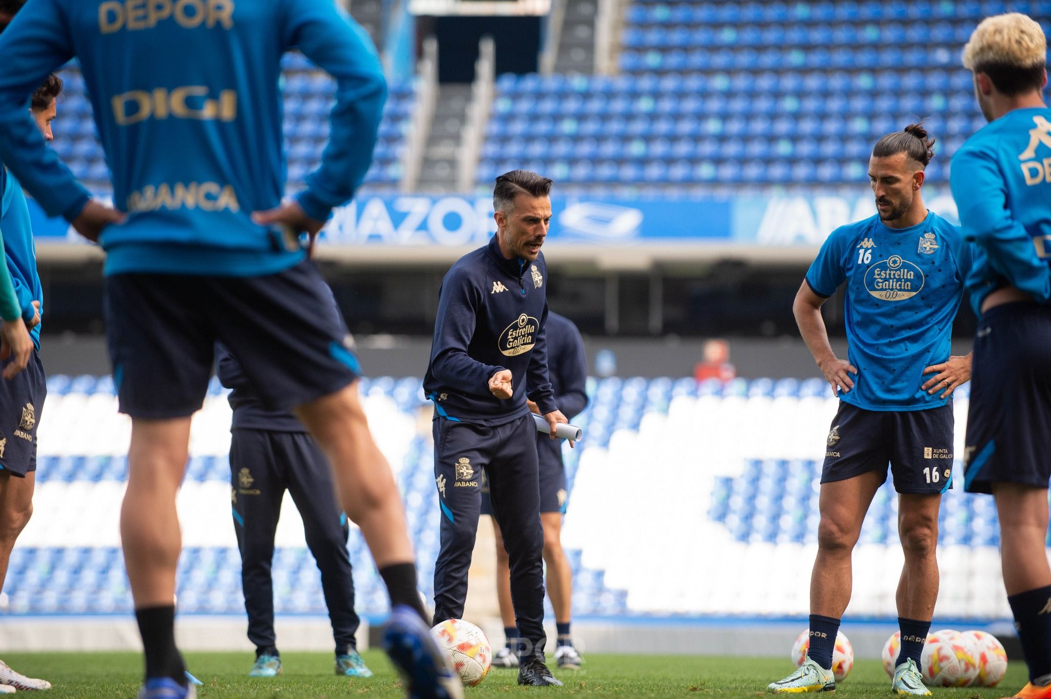  Rubén de la Barrera dirigiendo un entrenamiento en Riazor