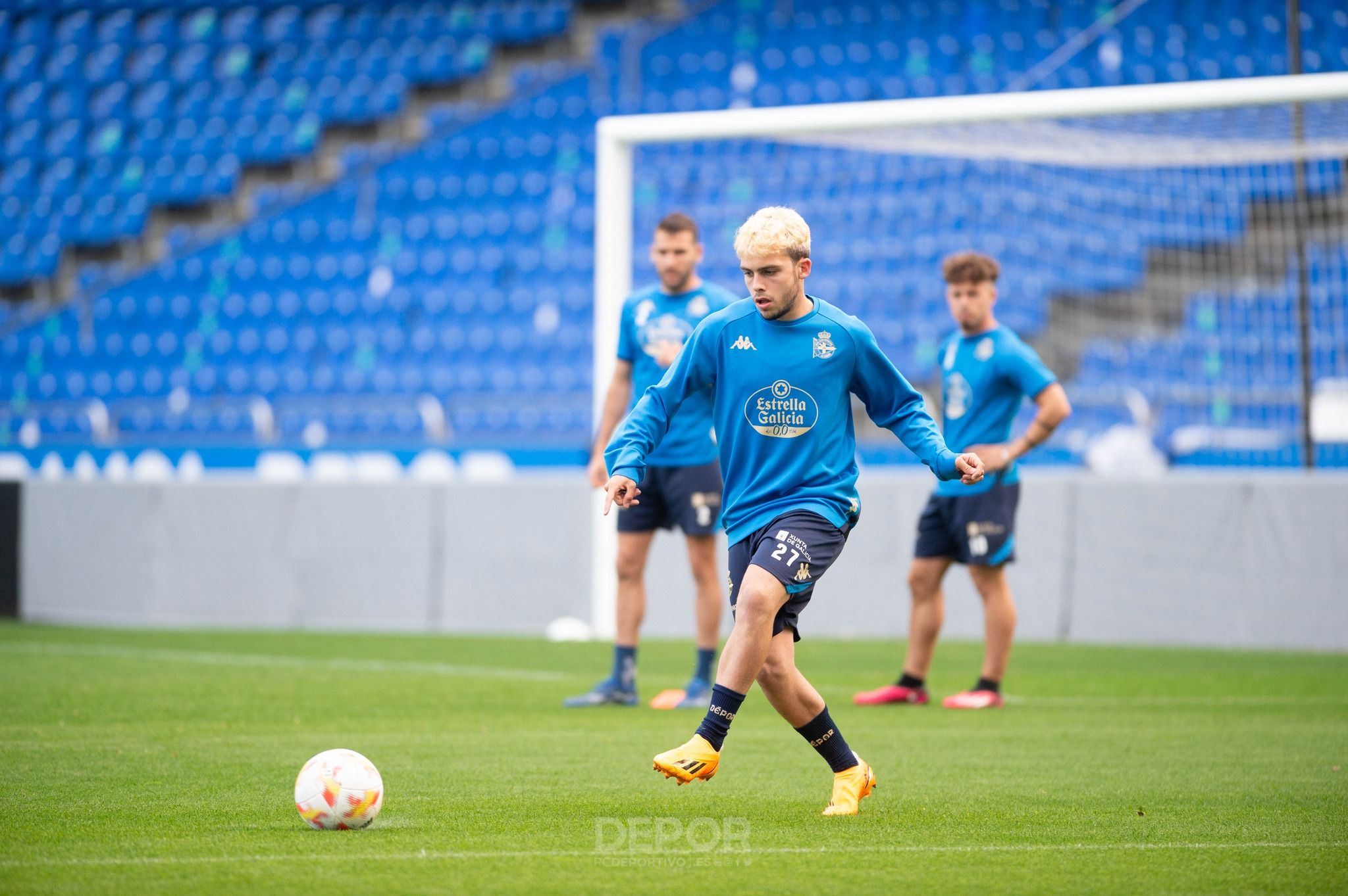 David Mella entrenando con el primer equipo en Riazor, podría entrar en la convocatoria
