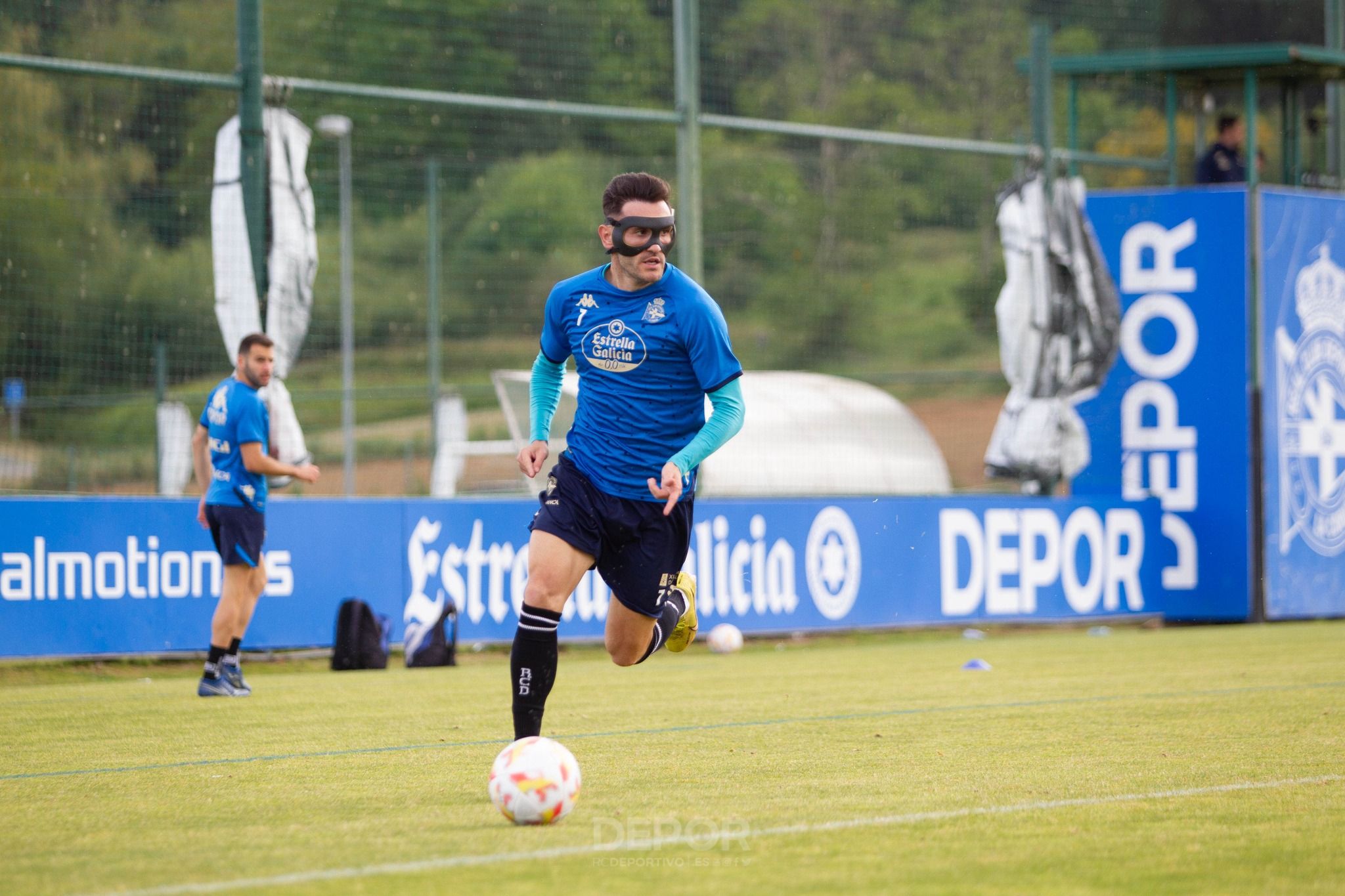 Lucas Pérez entrenando con máscara en Abegondo