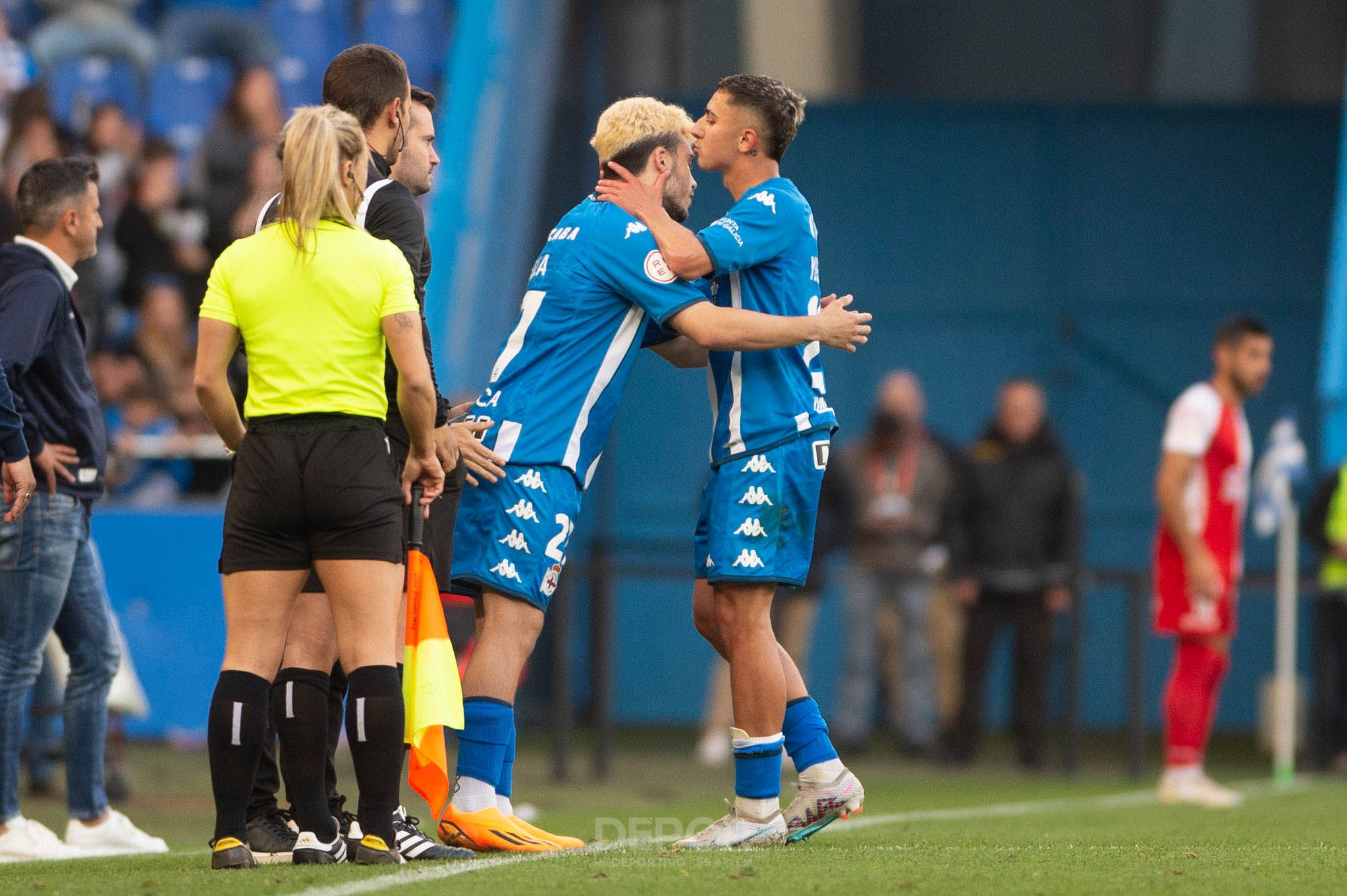  Peke besa a Mella antes de su debut en Riazor