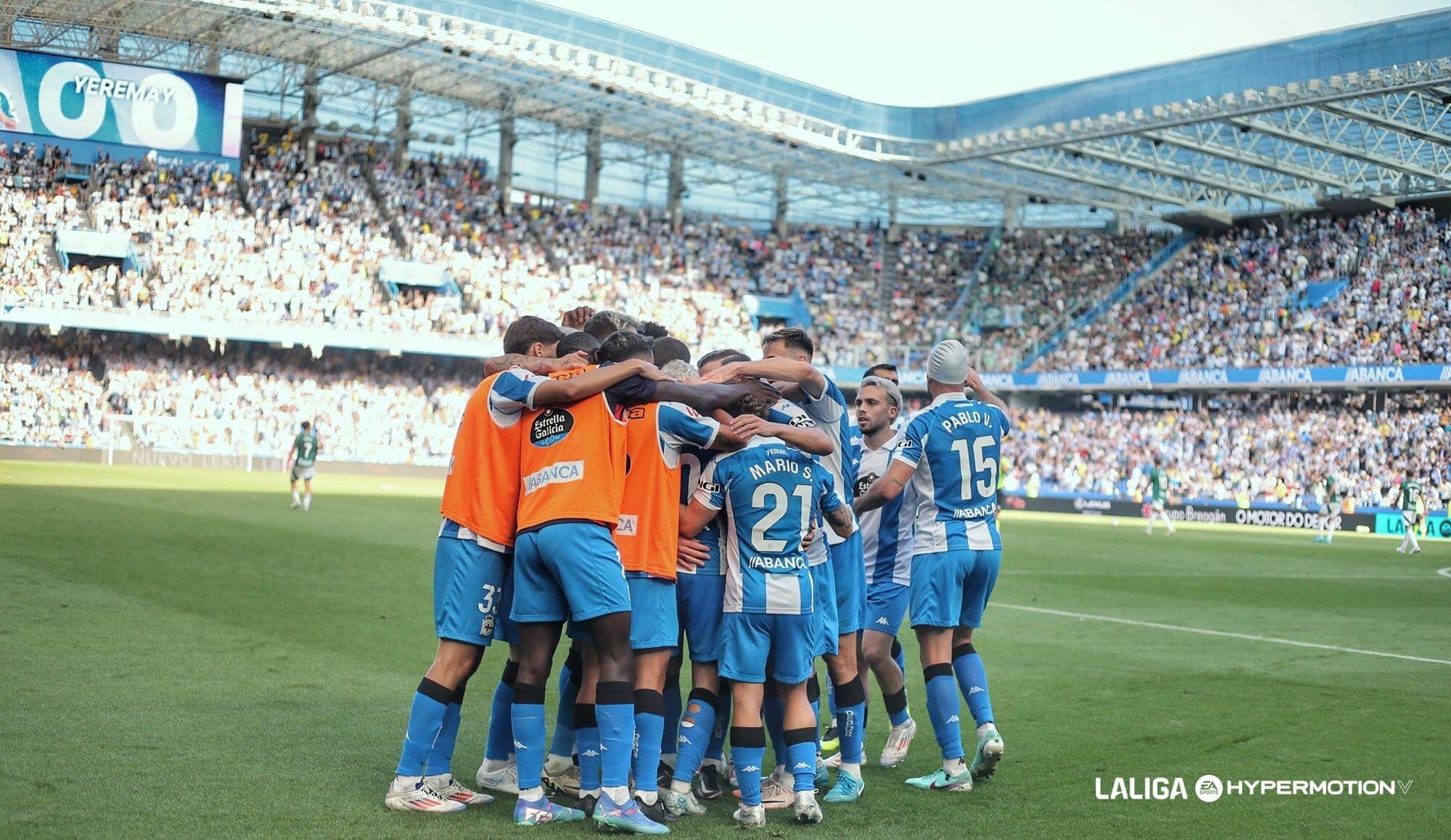Los jugadores del Dépor celebran el gol de Yeremay.