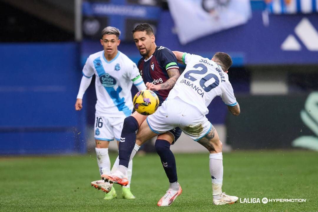  José Ángel con Matheus Pereira en el Eibar-Deportivo de La Coruña.