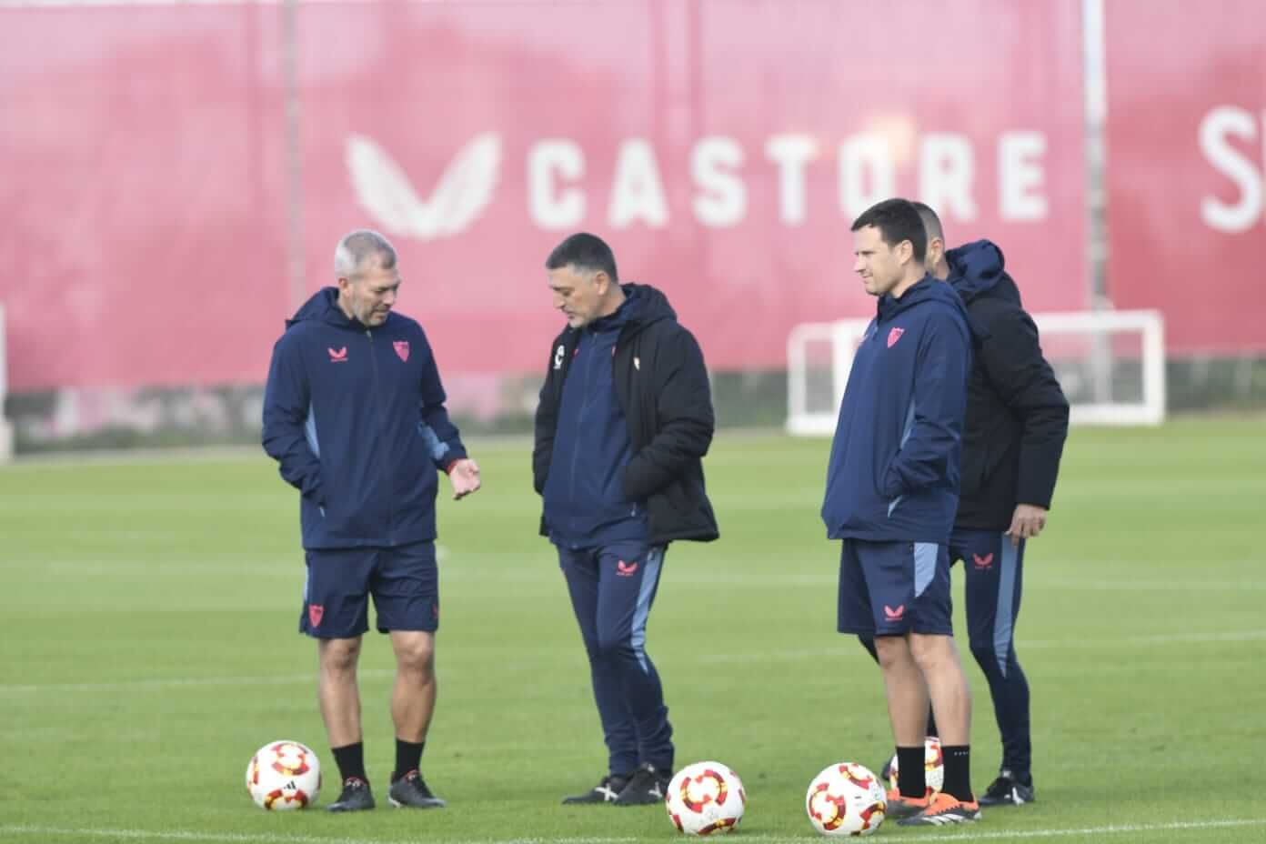  García Pimienta, entrenador del Sevilla, durante la sesión del miércoles.