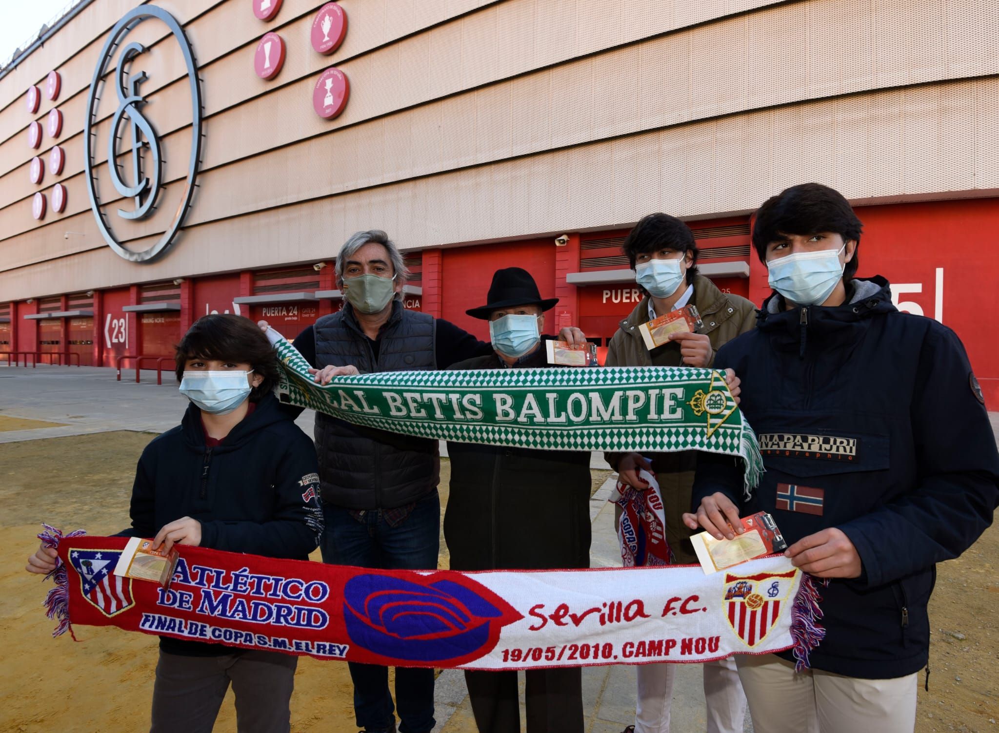  El abuelo bético José María Álvarez, con su yerno y nietos sevillistas.