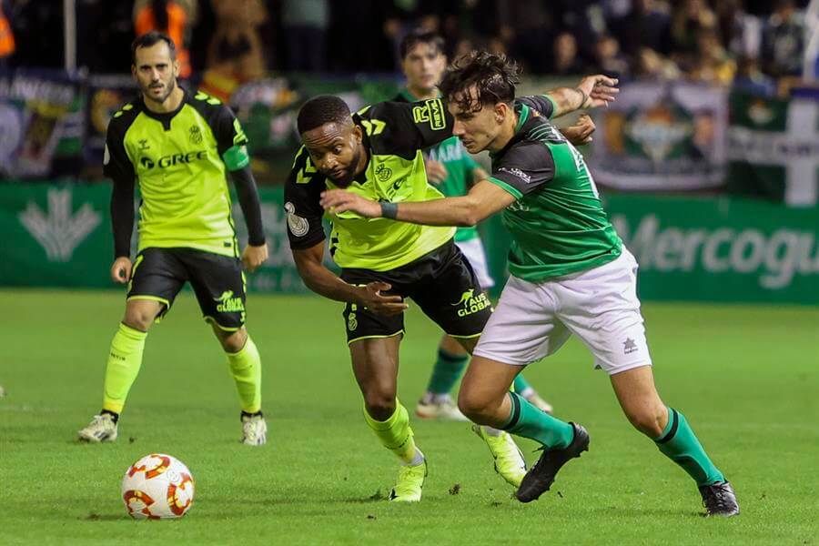  Cédric Bakambu en una acción del partido (foto: EFE).