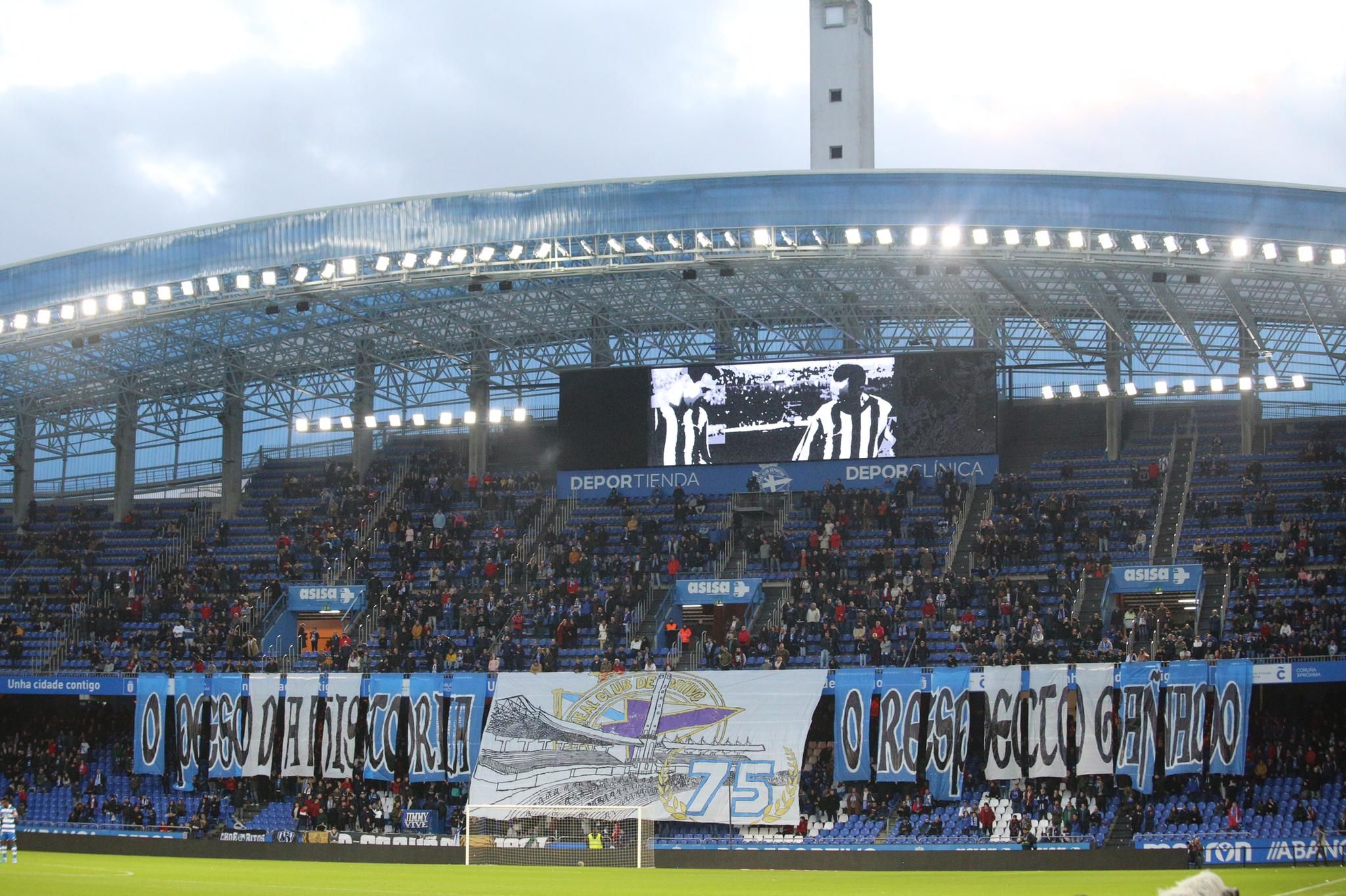  Afición del Dépor antes del partido contra el Alcorcón.