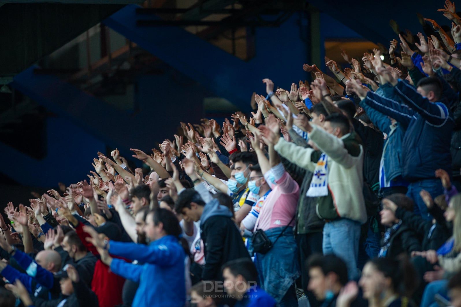  La afición del Dépor animando en el estadio de Riazor.
