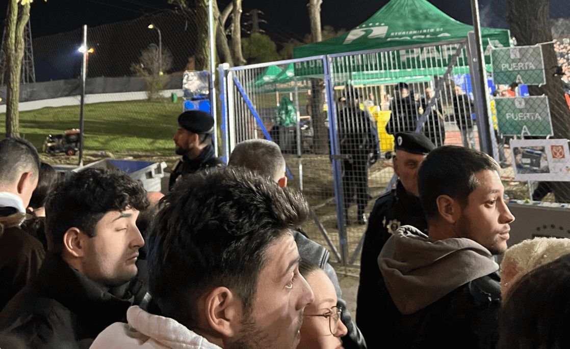Aficionados sin poder entrar en Parla (Foto x: JAnatole)