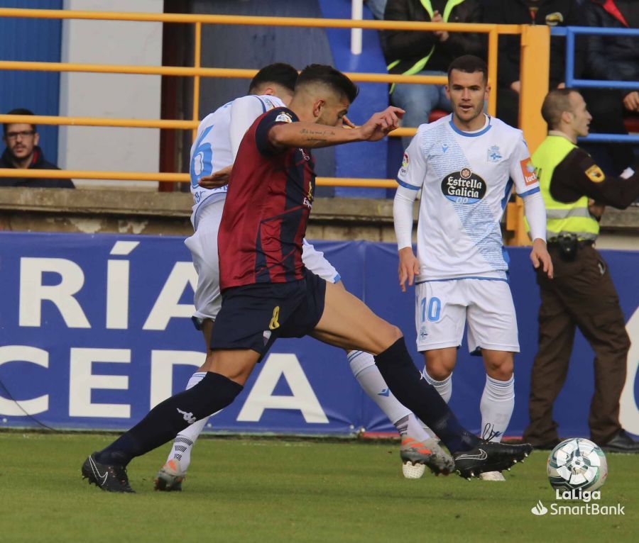  Aketxe, al fondo, durante un lance del Extremadura-Dépor.