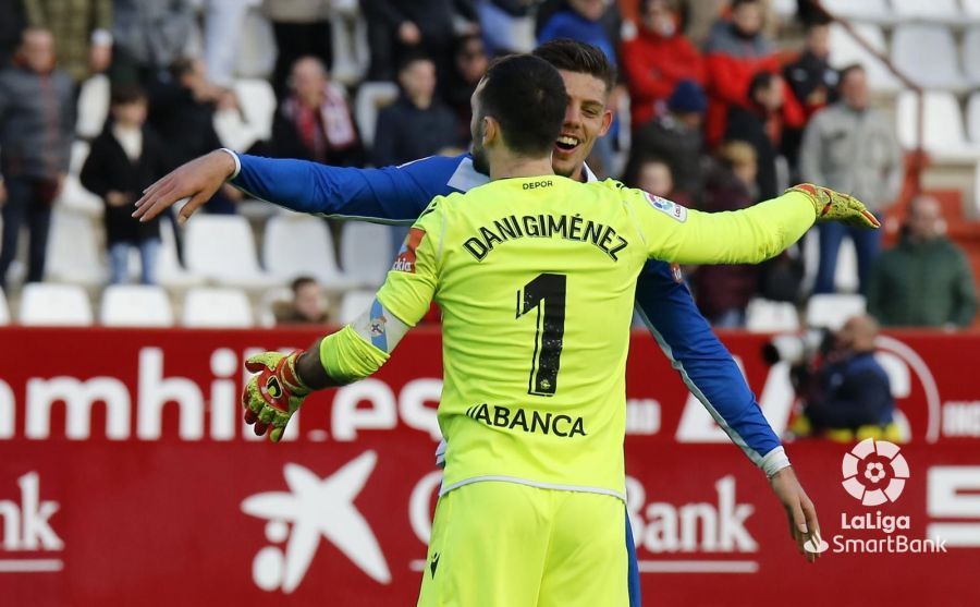  Dani Giménez recibe la felicitación de Montero tras el penalti detenido a Dani Ojeda en el Albacete-Dépor.