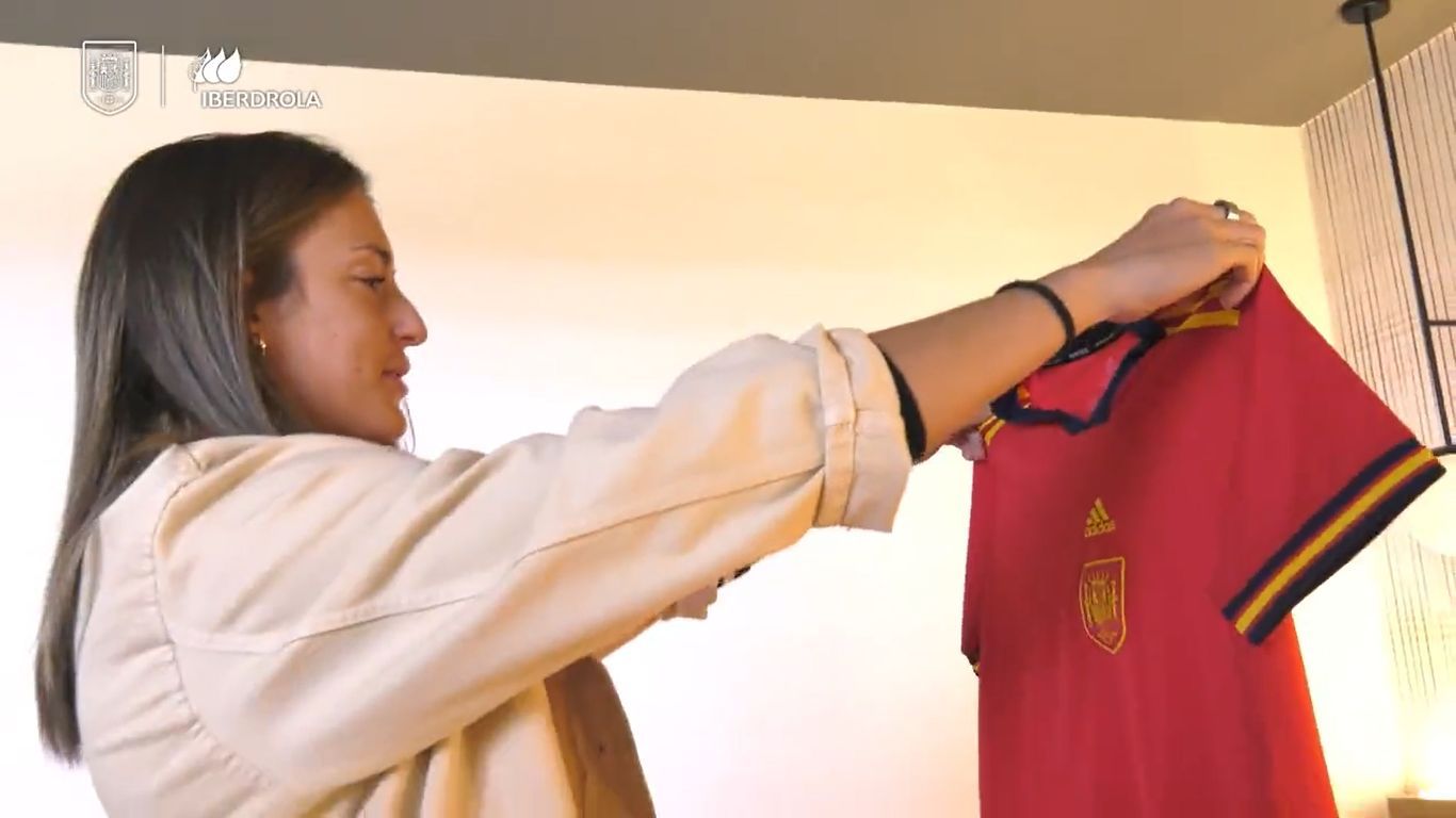 Alexia Putellas, con la nueva camiseta de la Selección.