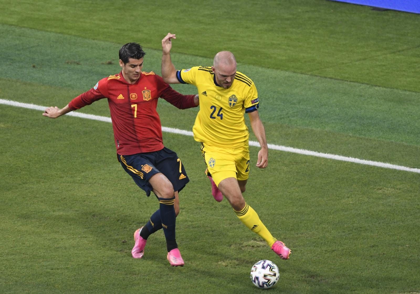 Álvaro Morata, presionando durante el España-Suecia.