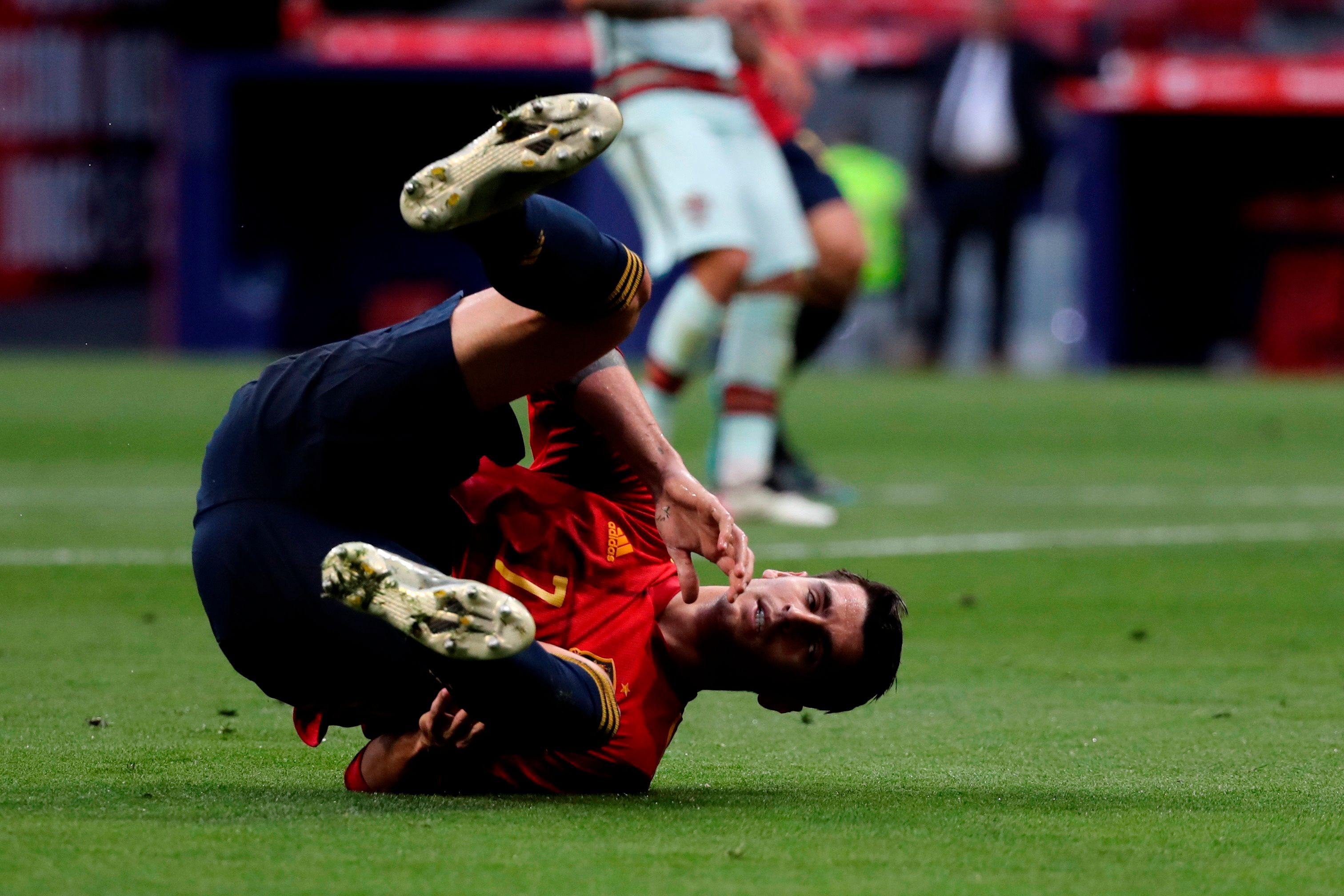  Álvaro Morata, por los suelos en el España-Portugal.