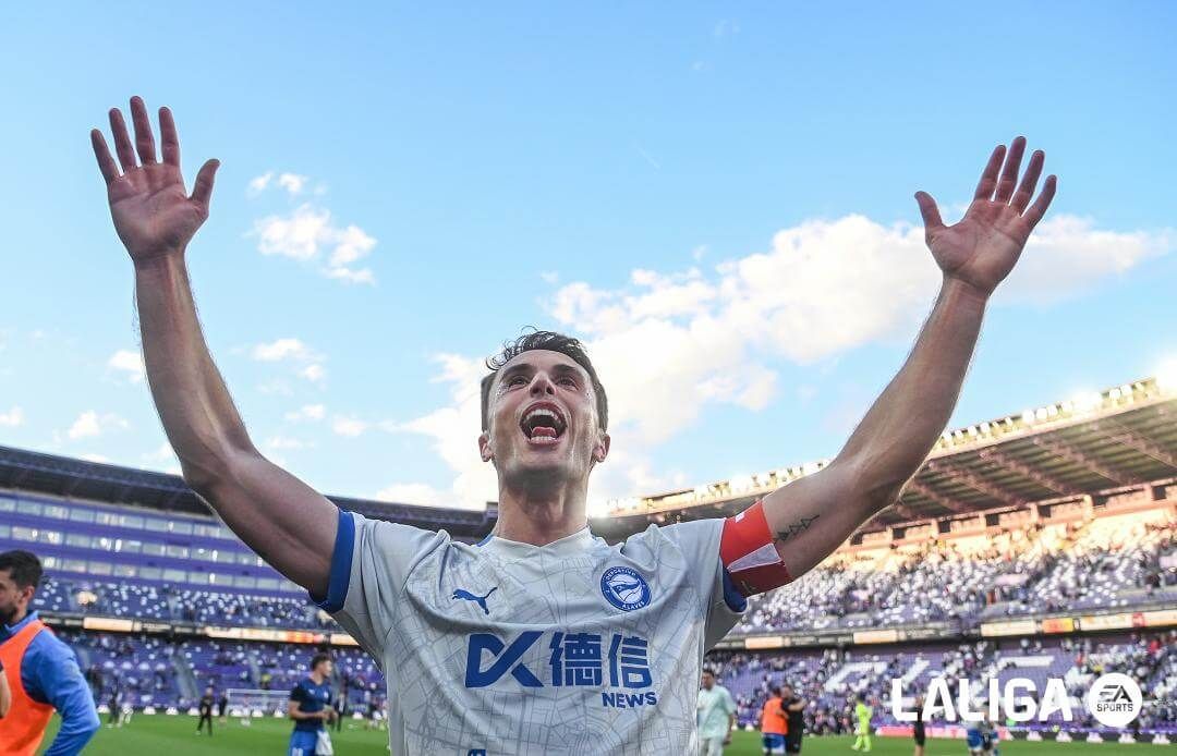 Ander Guevara celebra la salvación del Alavés en Valladolid.