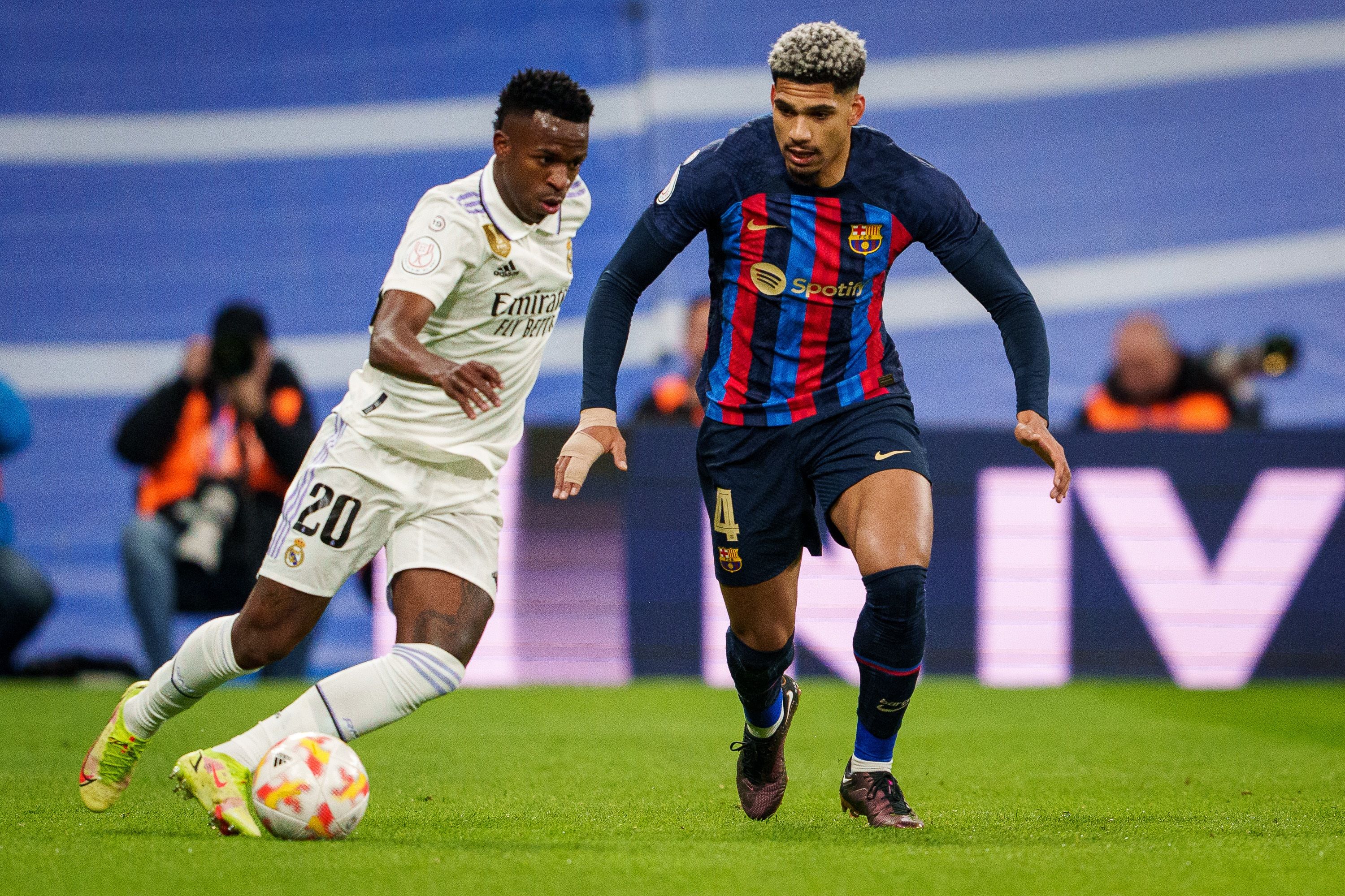  Araujo, ante Vinícius en el Clásico.