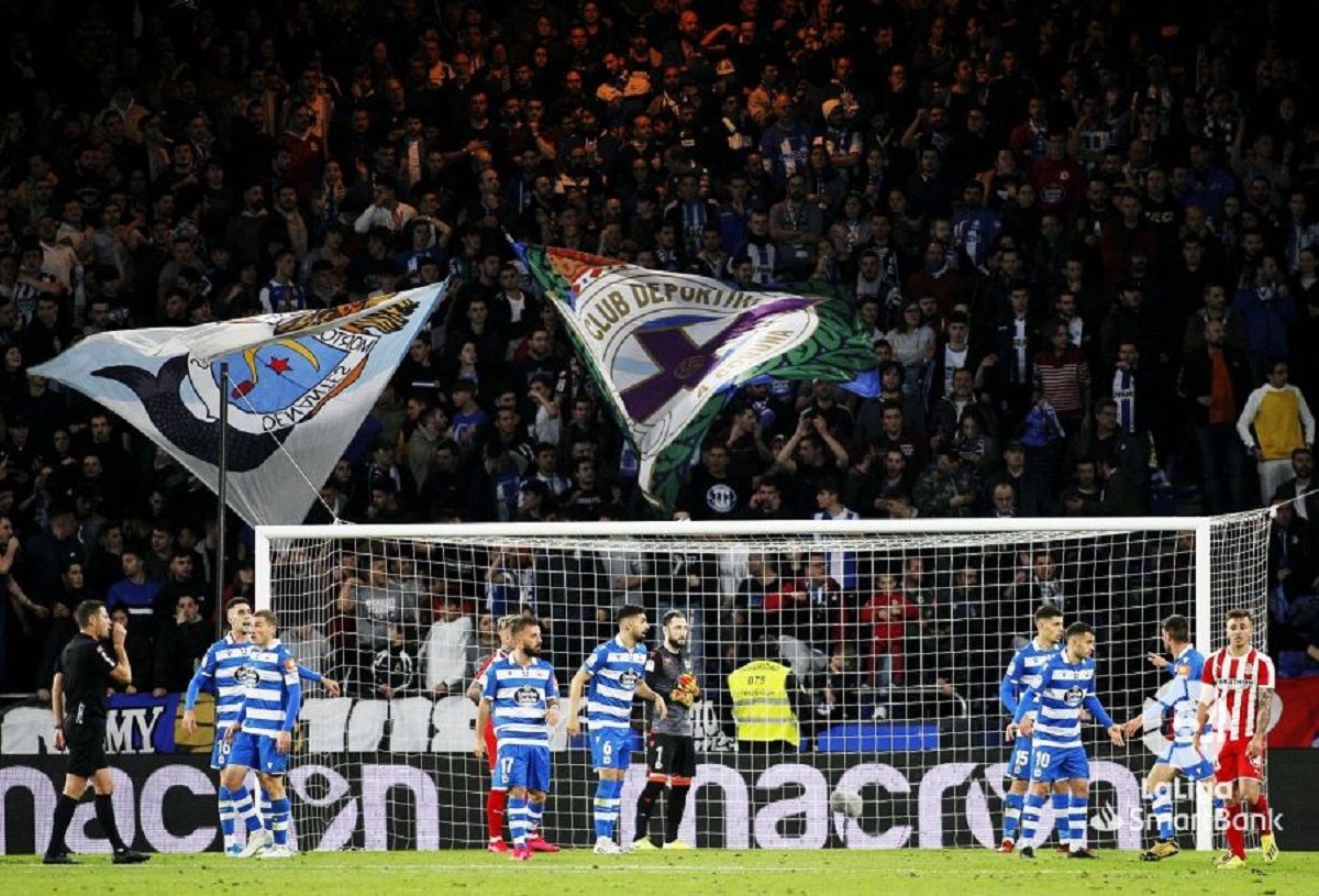  Figueroa Vázquez señala penalti en el Dépor-Girona.