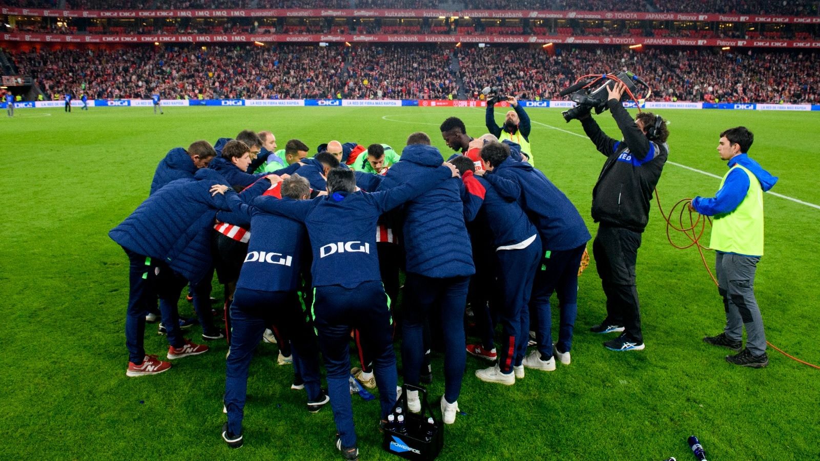 Arenga del Athletic antes de la prórroga en San Mamés frente al CA Osasuna en una semifinal de Copa.