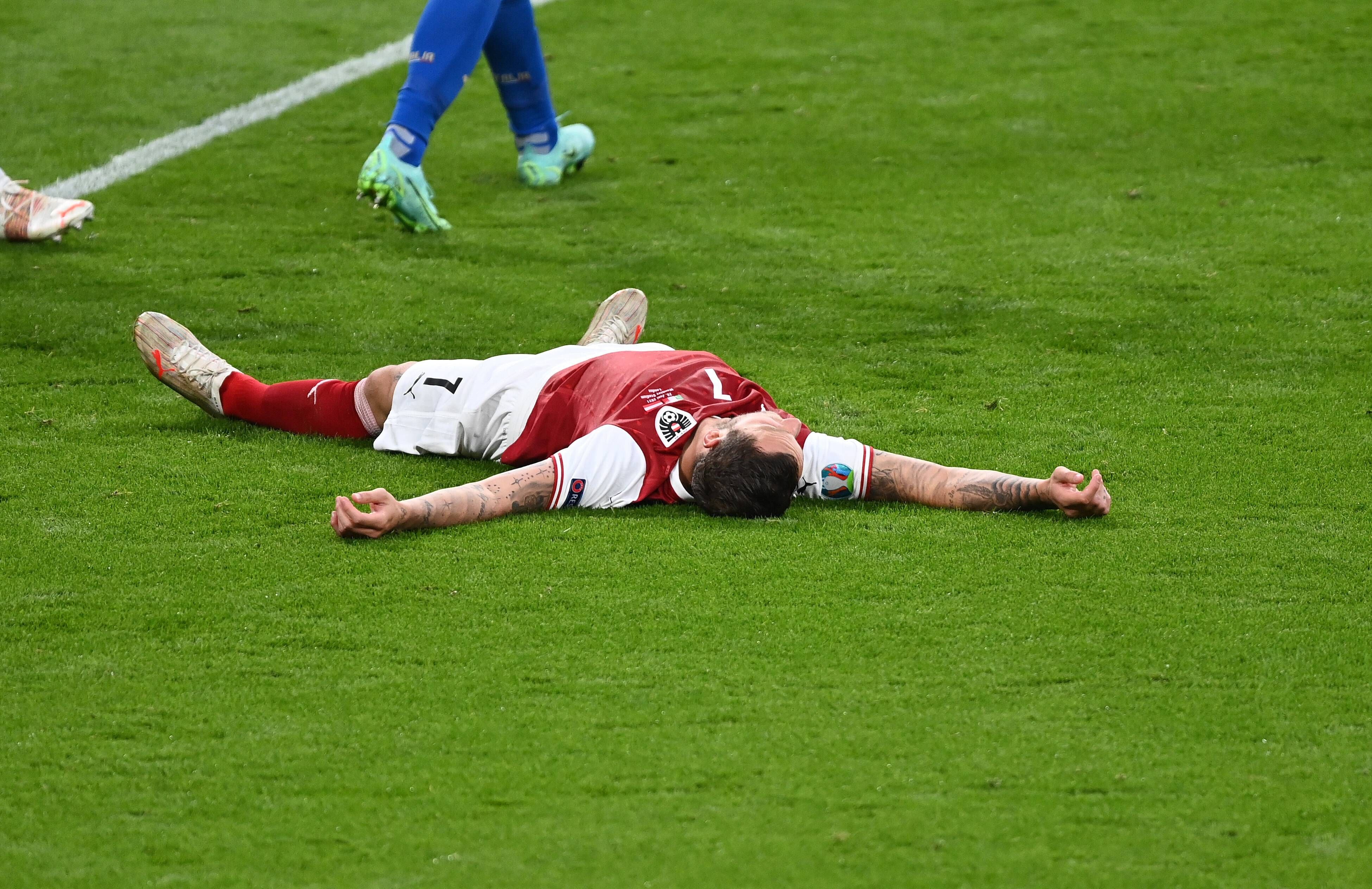  Arnautovic se lamenta sobre el césped de Wembley durante el duelo ante Italia