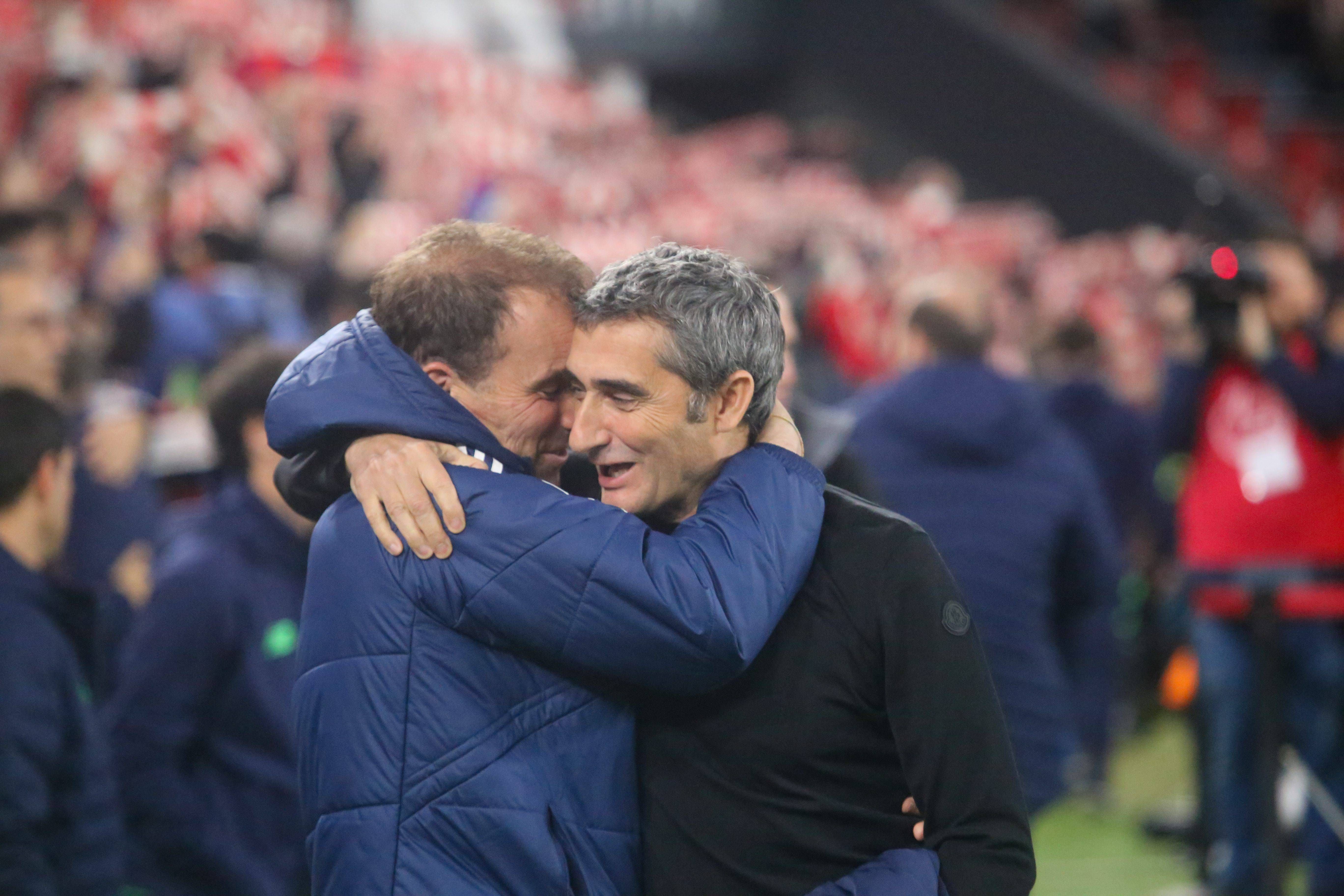 Jagoba Arrasate y Ernesto Valverde se abrazan en la semifinal de Copa en San Mamés (Foto: Cordon P