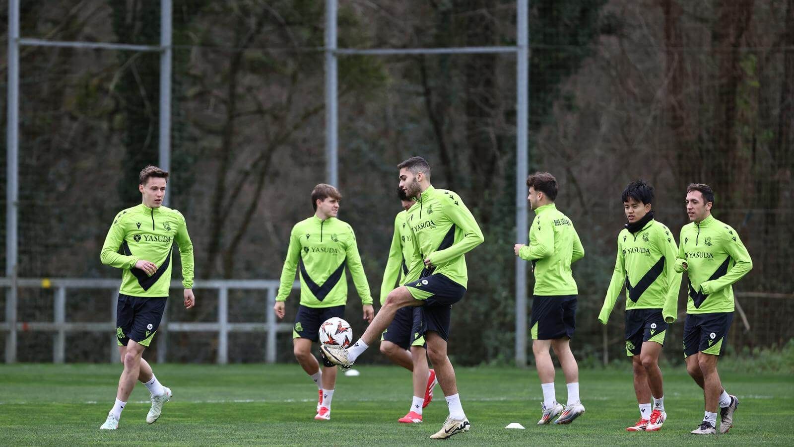  Arsen Zakharyan trabaja en un entrenamiento en Zubieta.