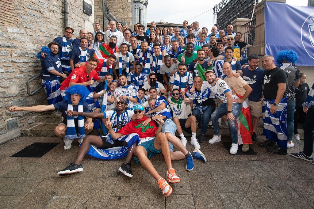 Los jugadores del Alavés celebran el ascenso.