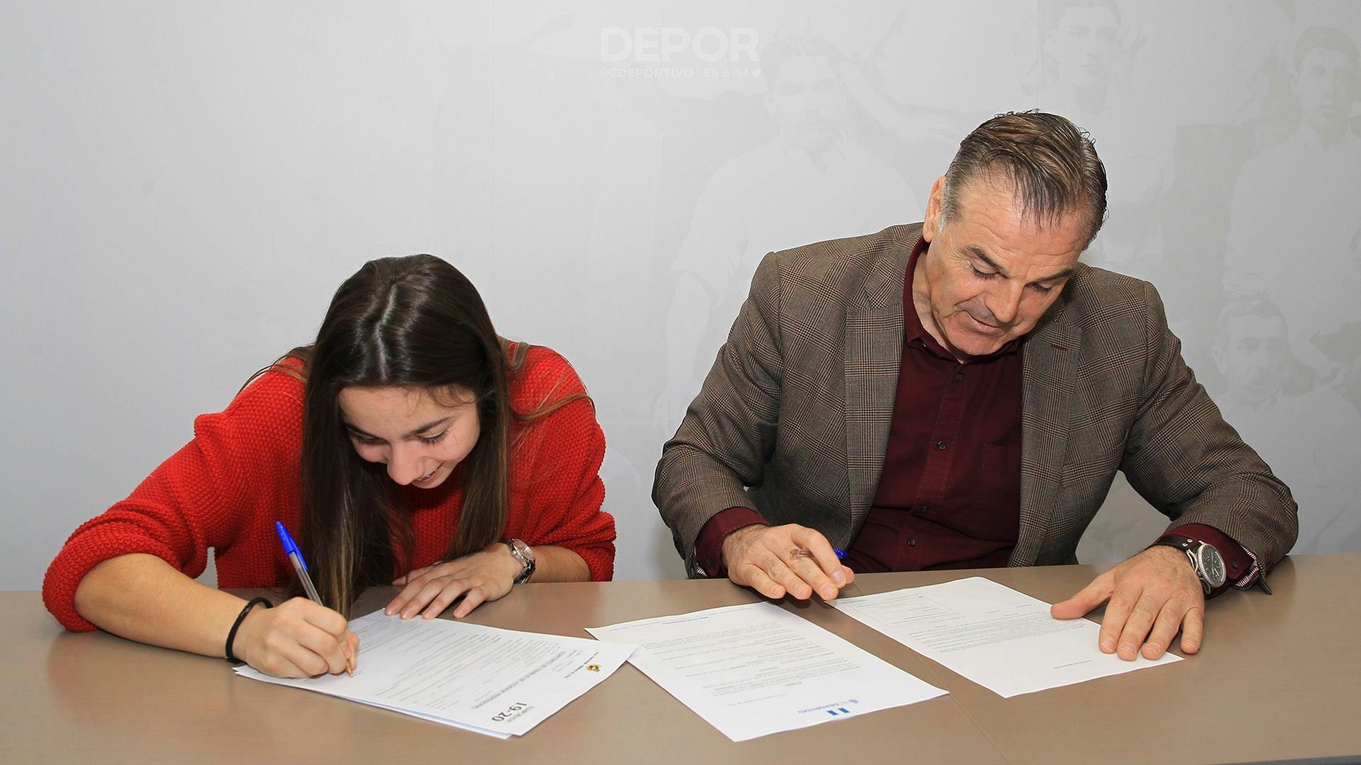 Athenea firmando su renovación en la sede del club (Foto:RCD)