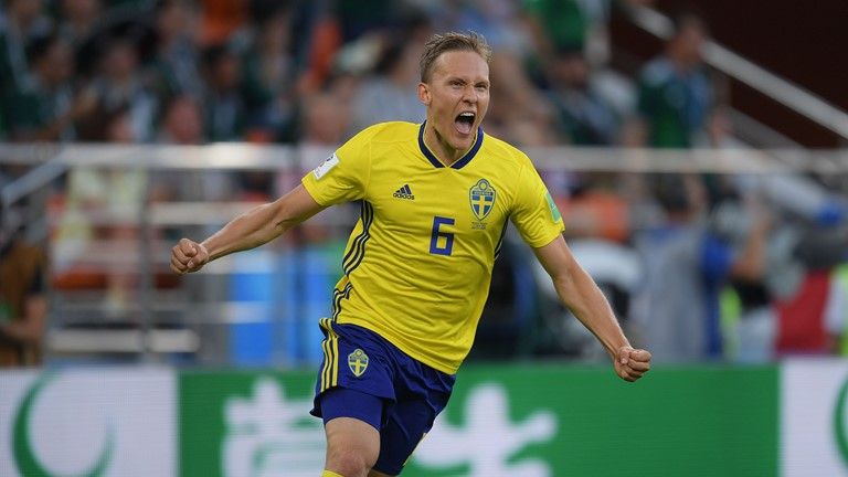  Augustinsson, celebrando un gol con la selección de Suecia.