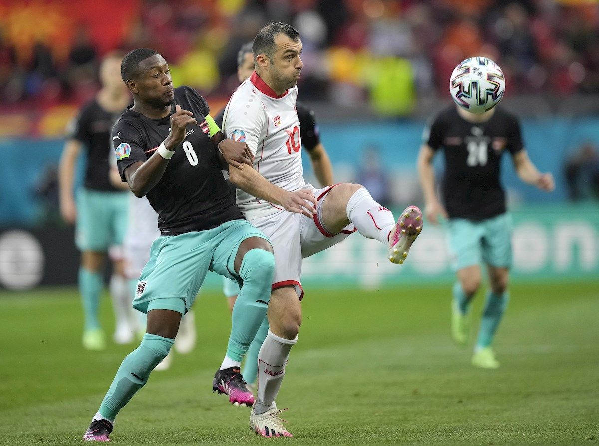  David Alaba intenta robar a Goran Pandev en el Austria-Macedonia.
