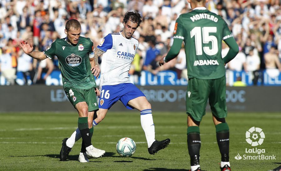  Álex Bergantiños pugna con Eguaras por un balón durante el Zaragoza-Dépor.