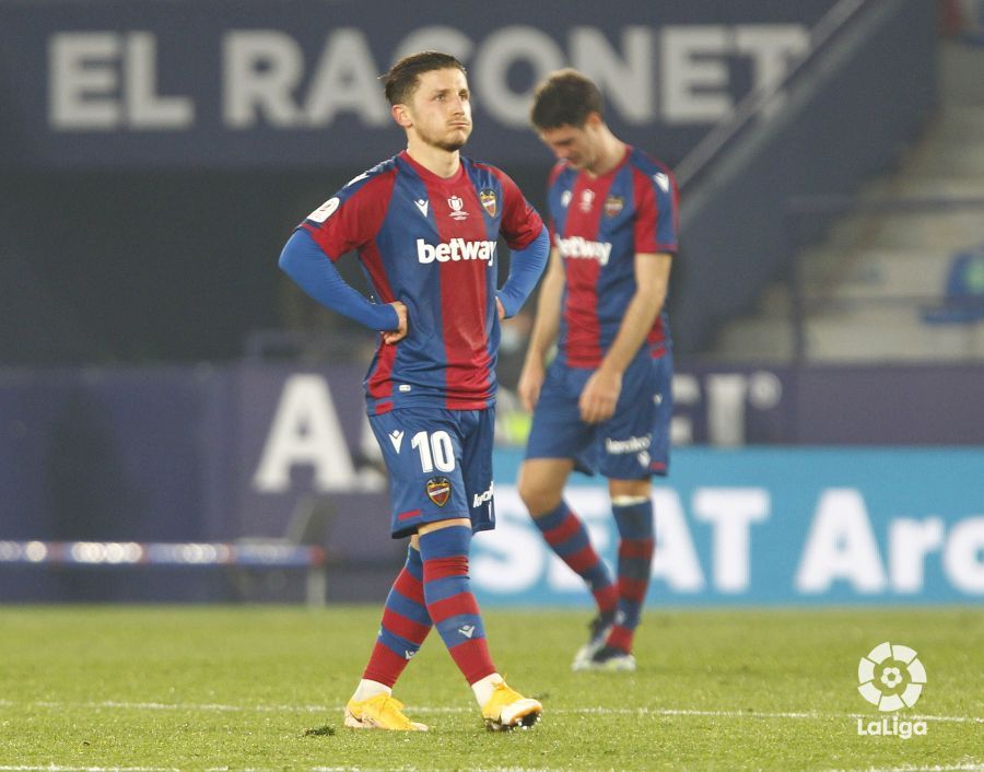  Bardhi se lamenta al final del partido ante el Athletic.