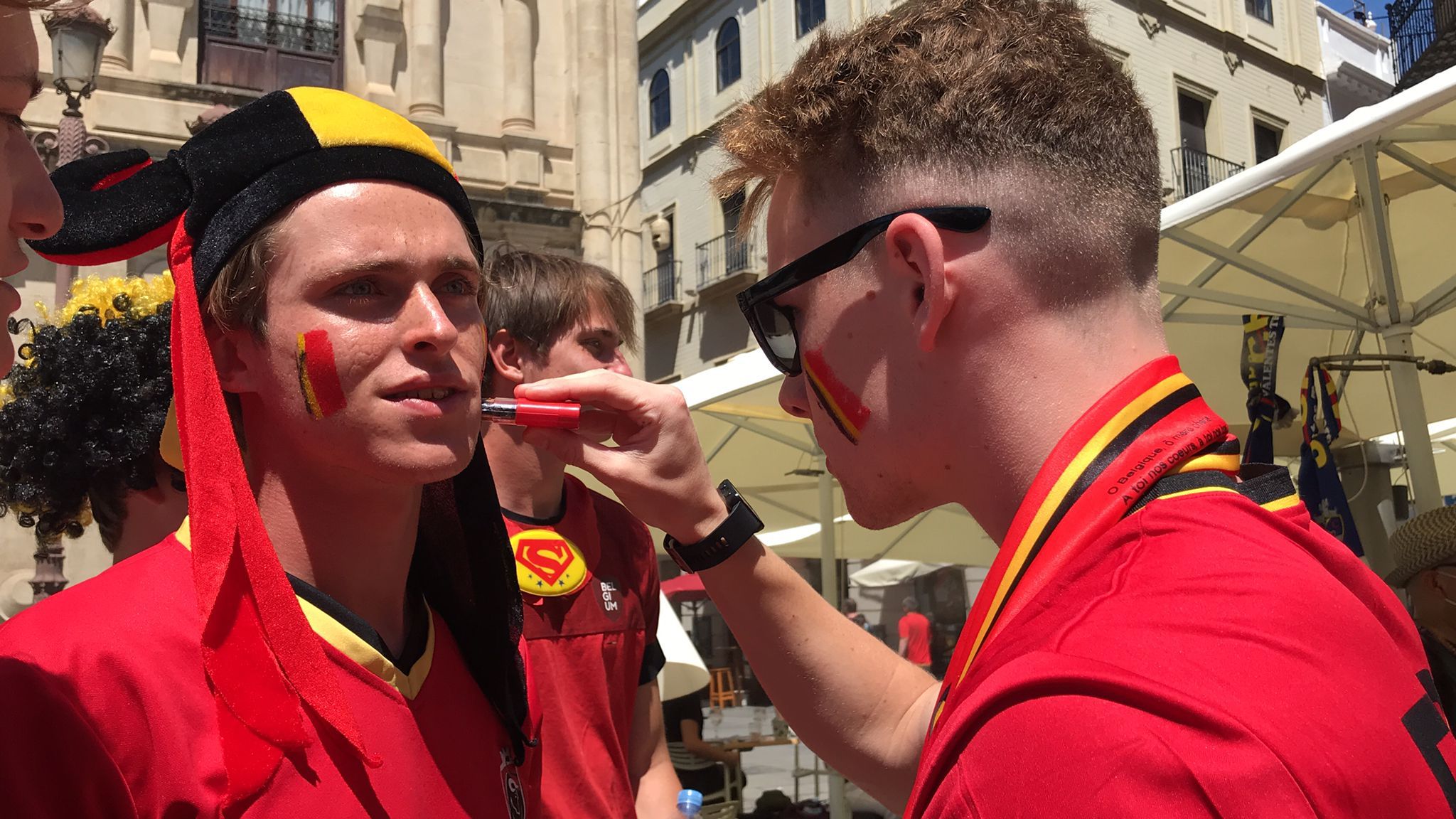Aficionados belgas, por las calles de Sevilla.