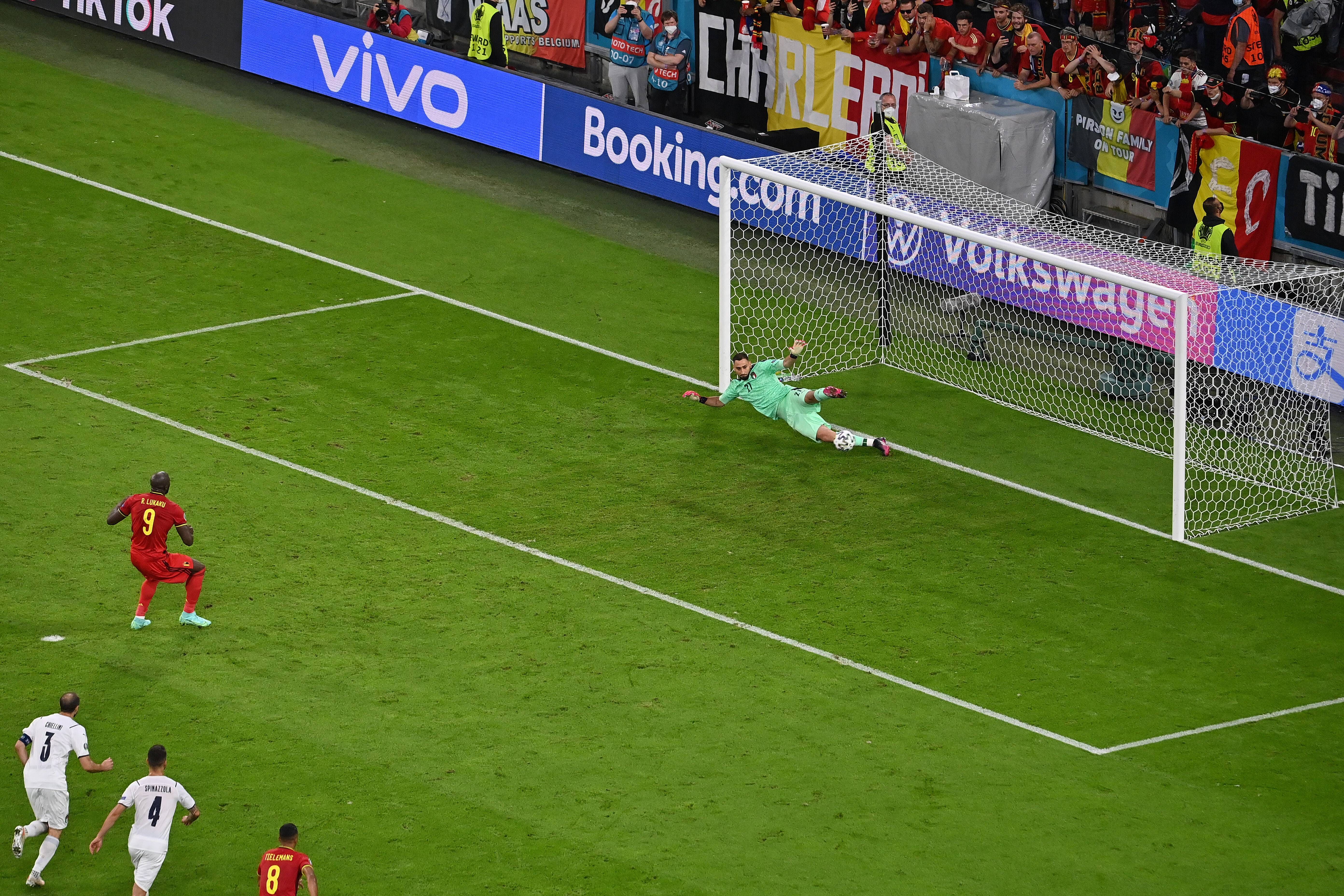 Imagen del Bélgica-Italia en la que se puede observar publicidad con los colores del arcoíris (Fo