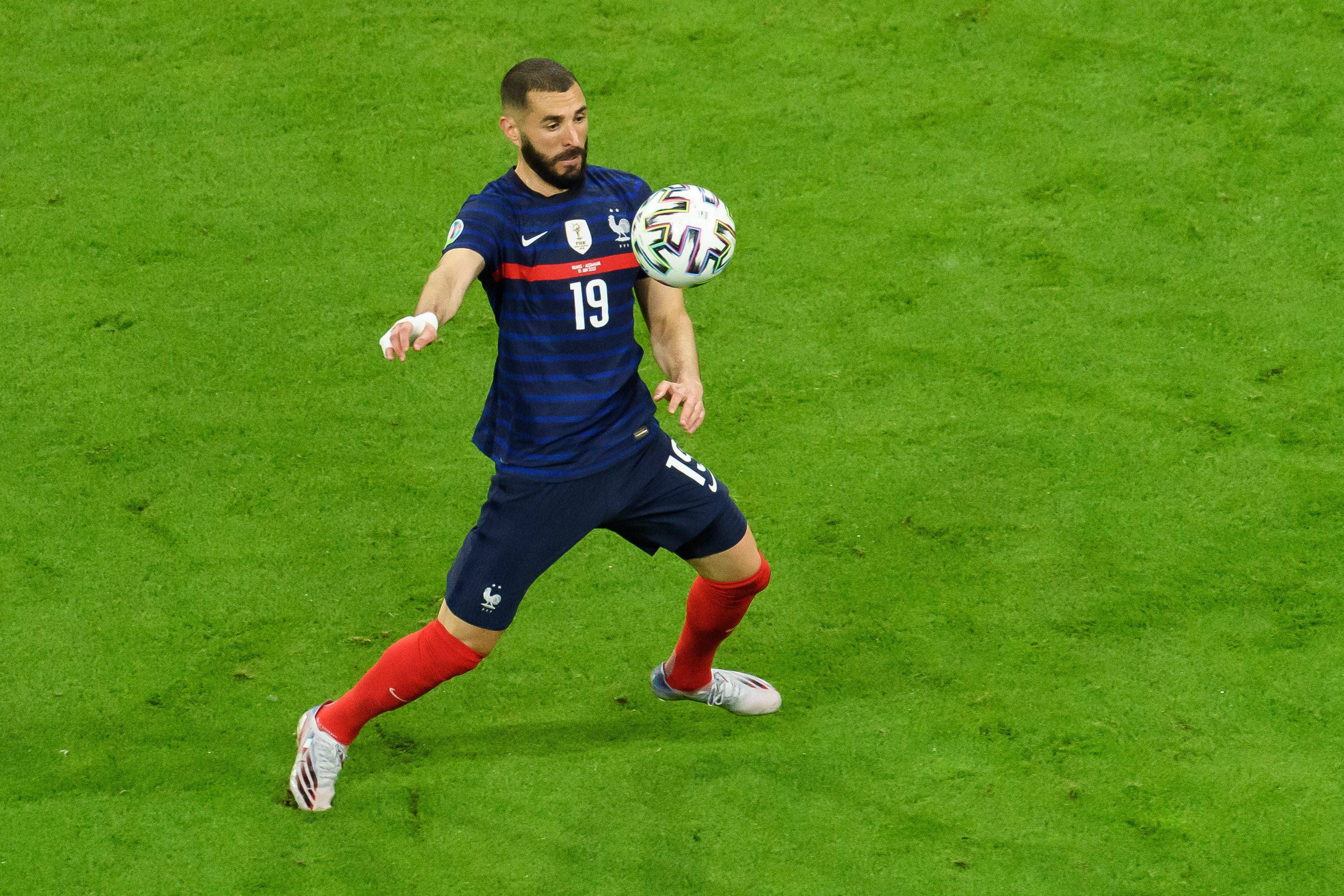 benzema_controla_un_balon_en_el_debut_de_francia_en_la_eurocopa_foto_cordon_press__001.jpg