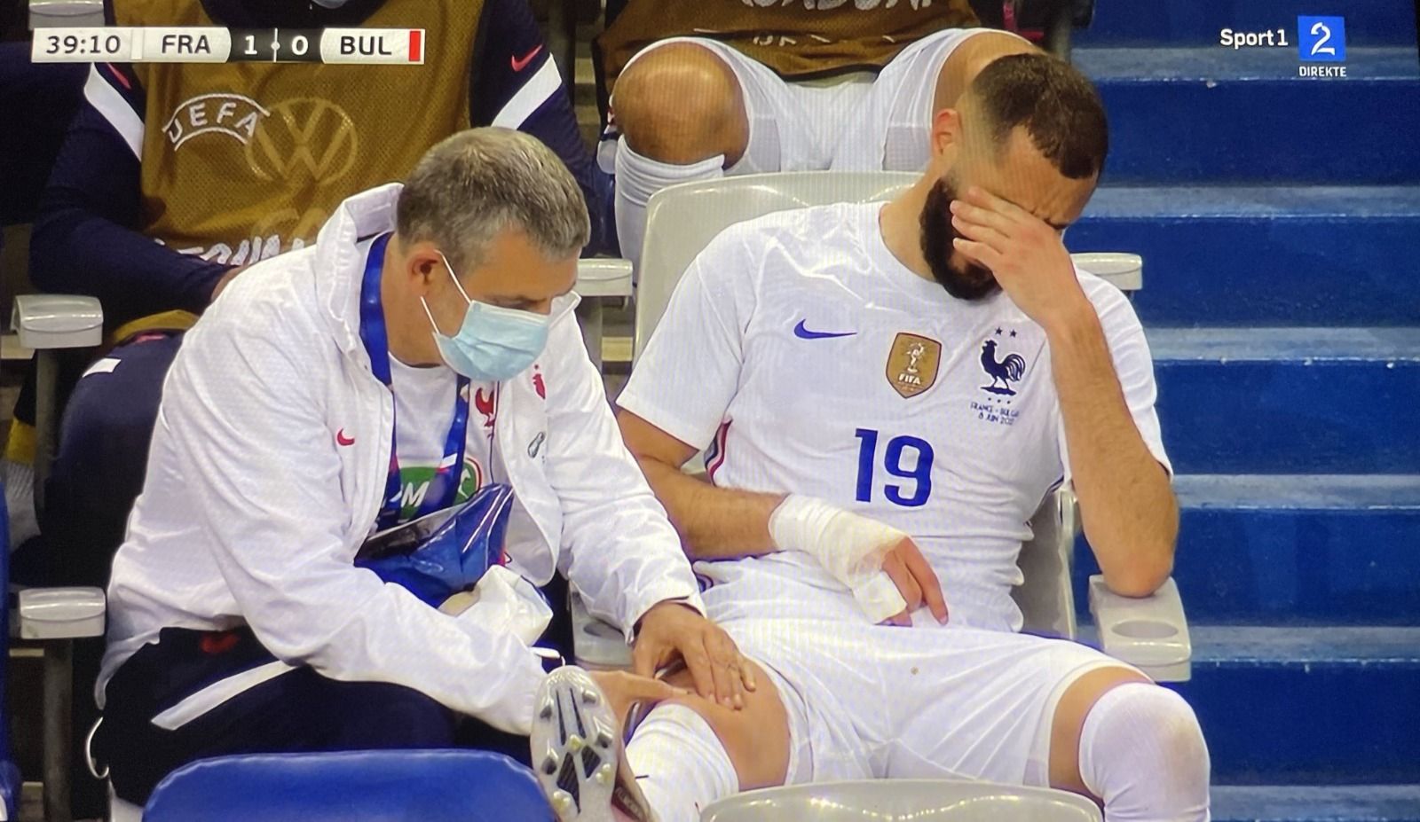  Benzema se lamenta tras ser sustituido.