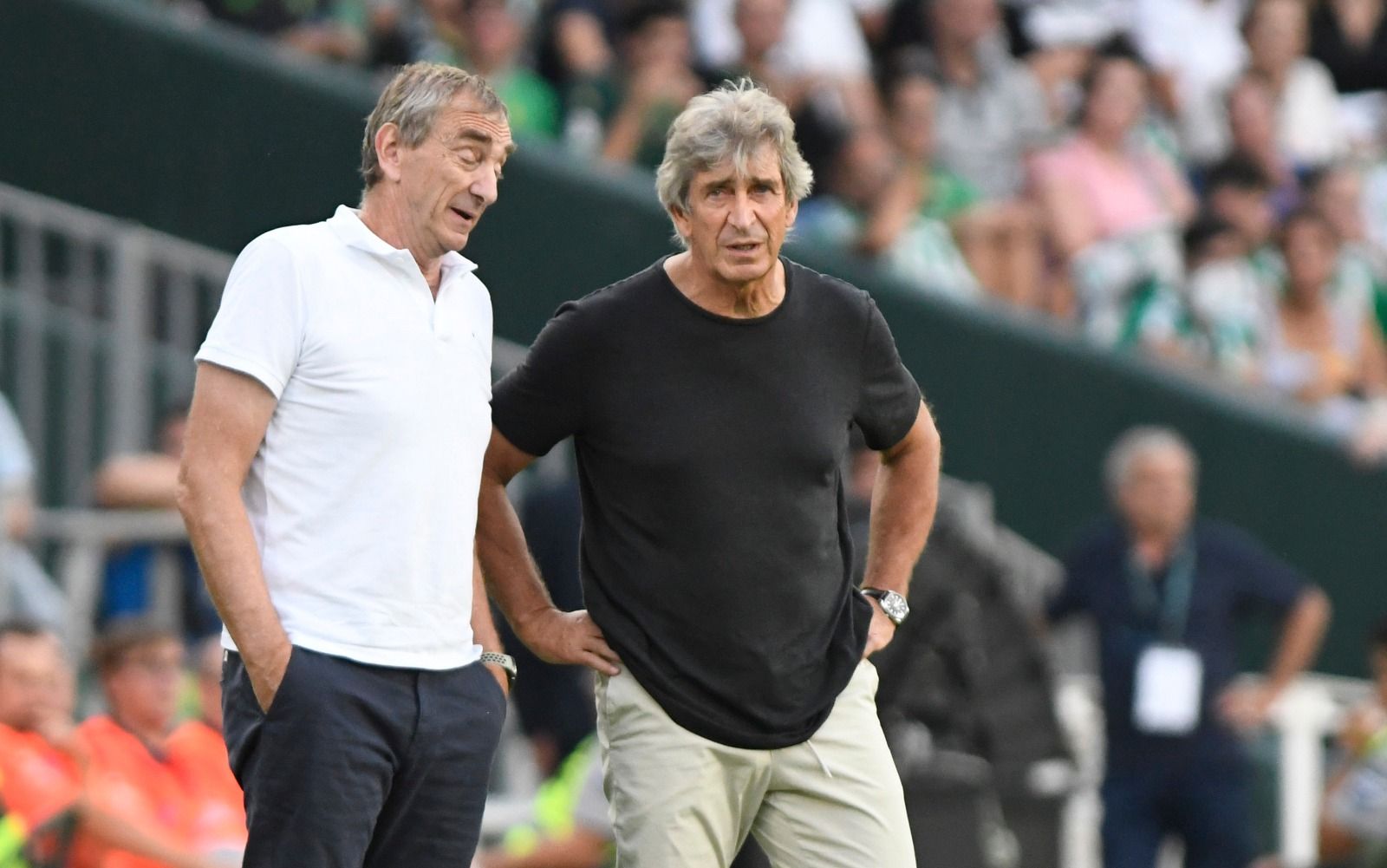  Cousillas y Pellegrini dialogan en un partido del Betis