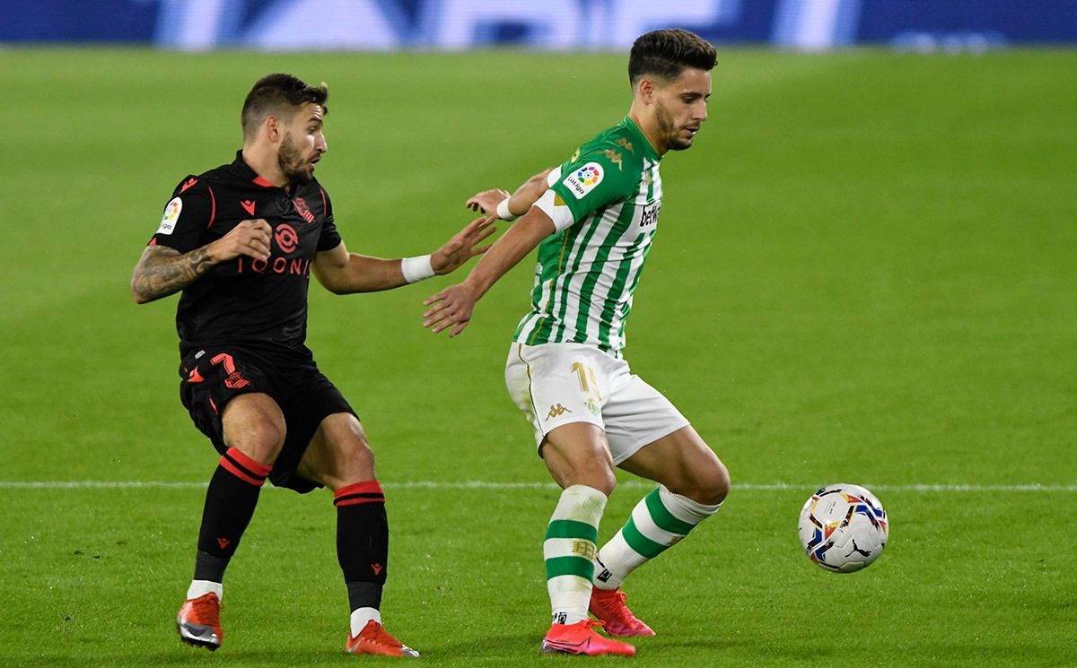 Álex Moreno ante Portu en el último Betis-Real Sociedad (foto: Kiko Hurtado).