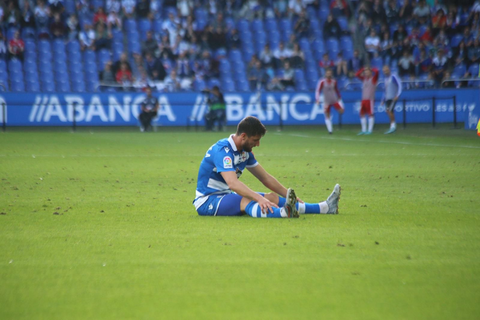  Borja Valle se lamenta tras una acción durante el Dépor-Almería.