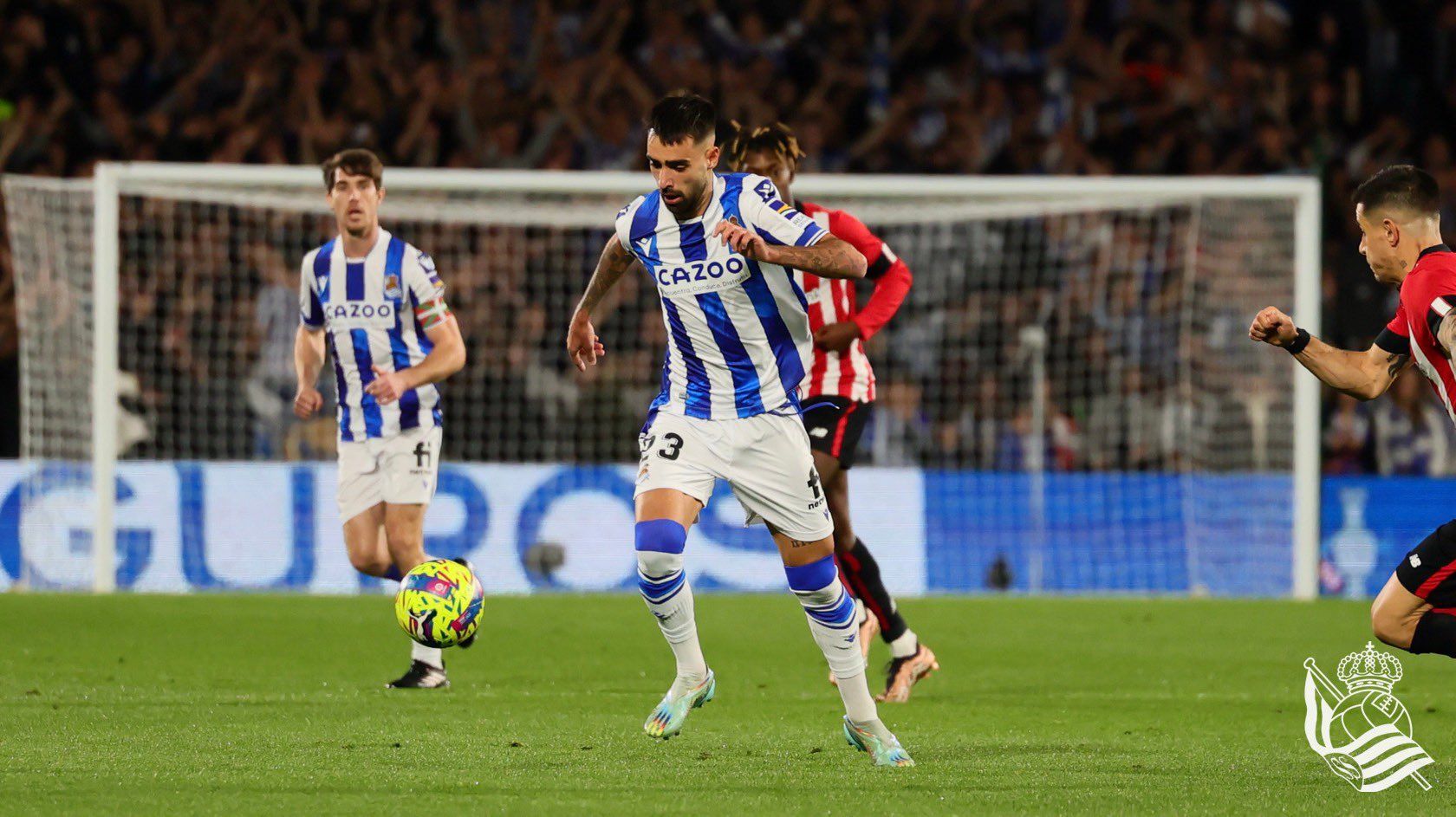  Brais Méndez avanza con el balón en el Derbi Vasco.
