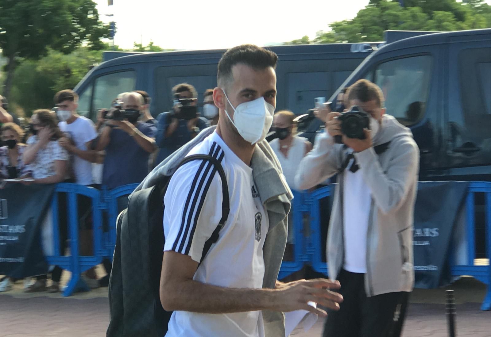 Busquets, ya reintegrado en el grupo a su llegada a Sevilla.