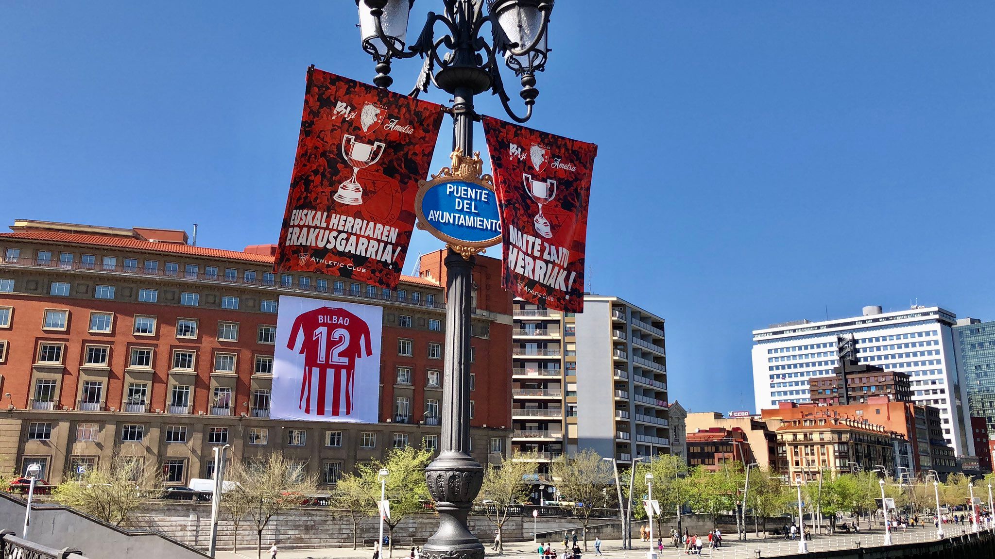  Bilbao engalanado para apoyar a su Athletic Club en las dos finales de Copa de abril.