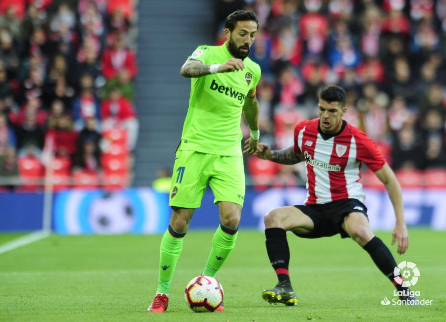  Ander Capa presiona en San Mamés a José Luis Morales.