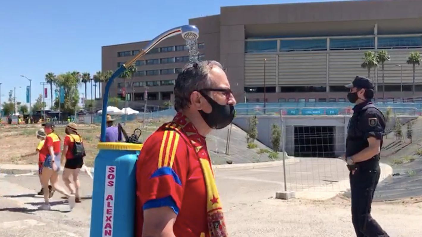  El aficionado de España que se ducha en La Cartuja por su nieta y una buena causa.