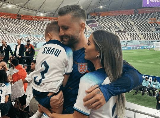 Luke Shaw y su pareja, Anouska Santos, junto a su hijo