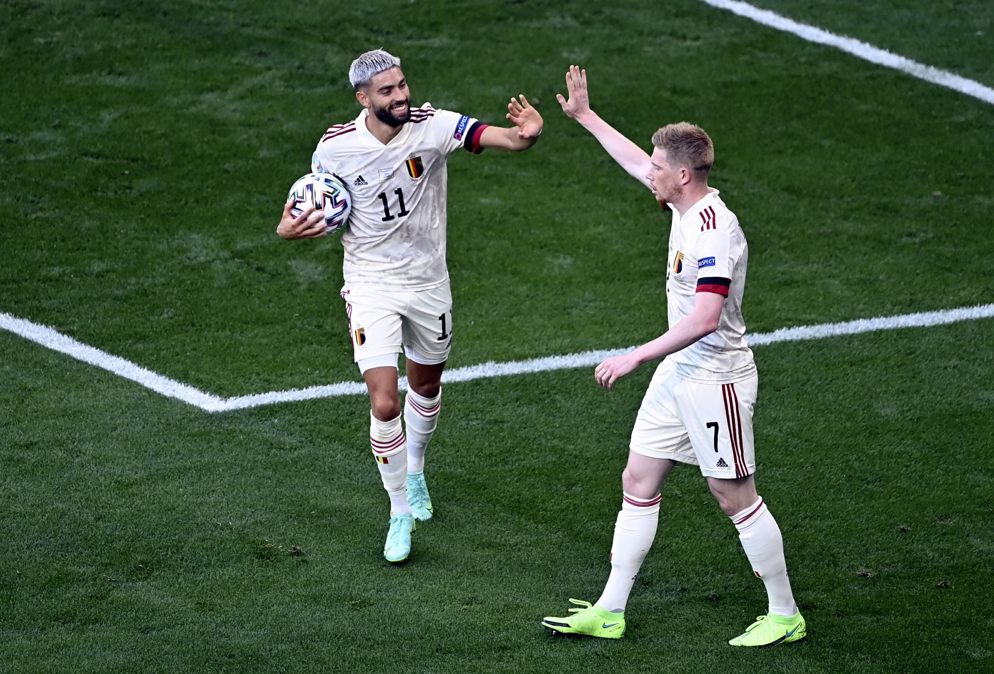  Yannick Carrasco y Kevin de Bruyne celebran un gol de Bélgica.