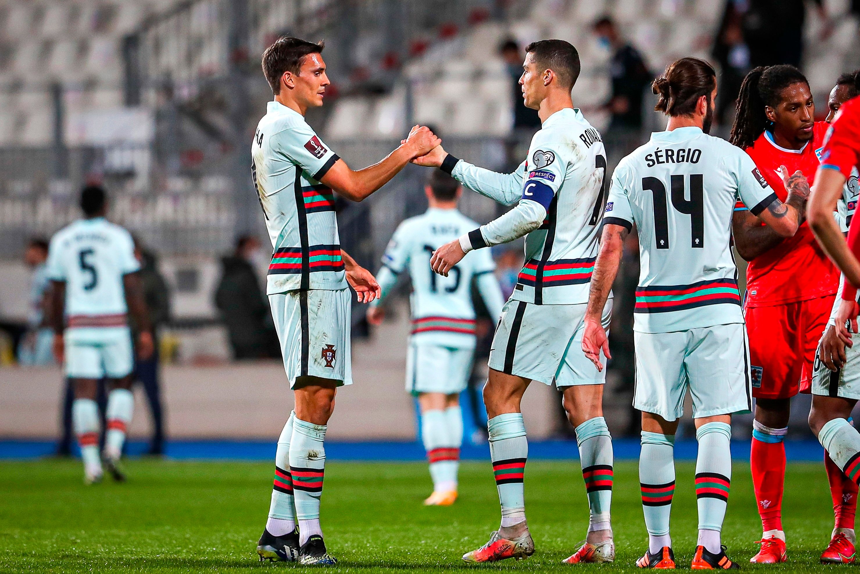  Cristiano y Palhinha celebran la victoria de Portugal (FOTO: EFE).