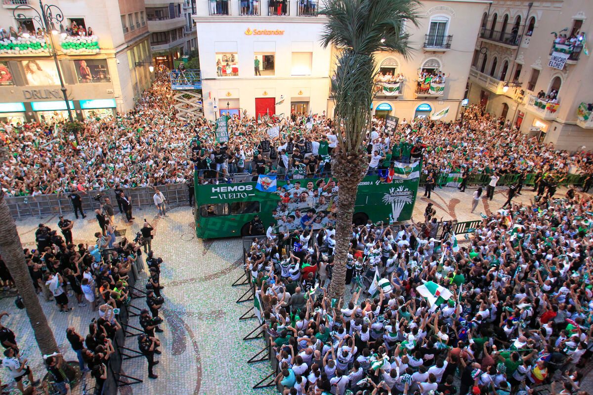  Los jugadores del Elche celebran con la afición el ascenso a Primera.