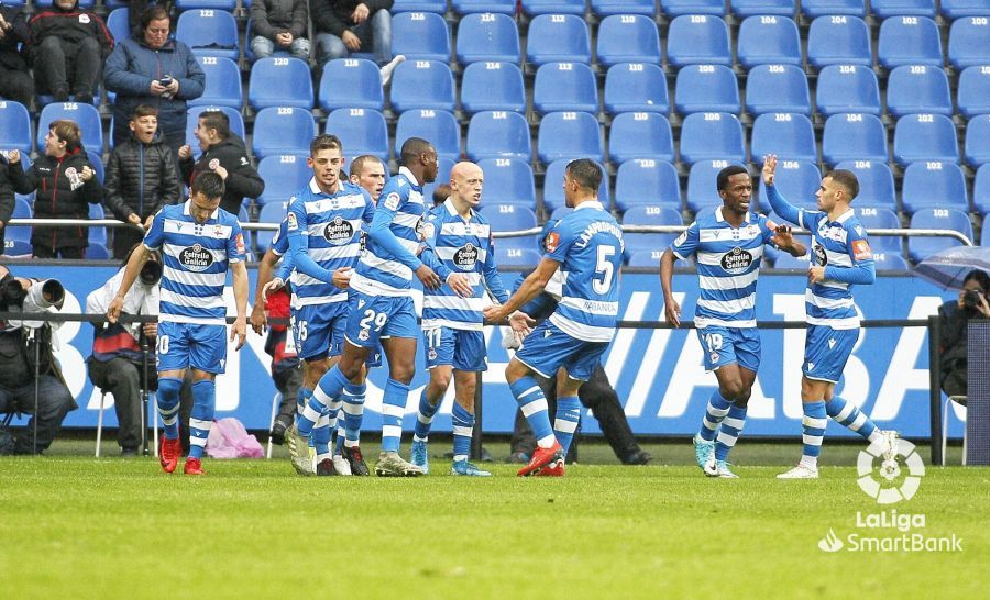  Los jugadores del Dépor celebran el gol de Mollejo ante el Elche.