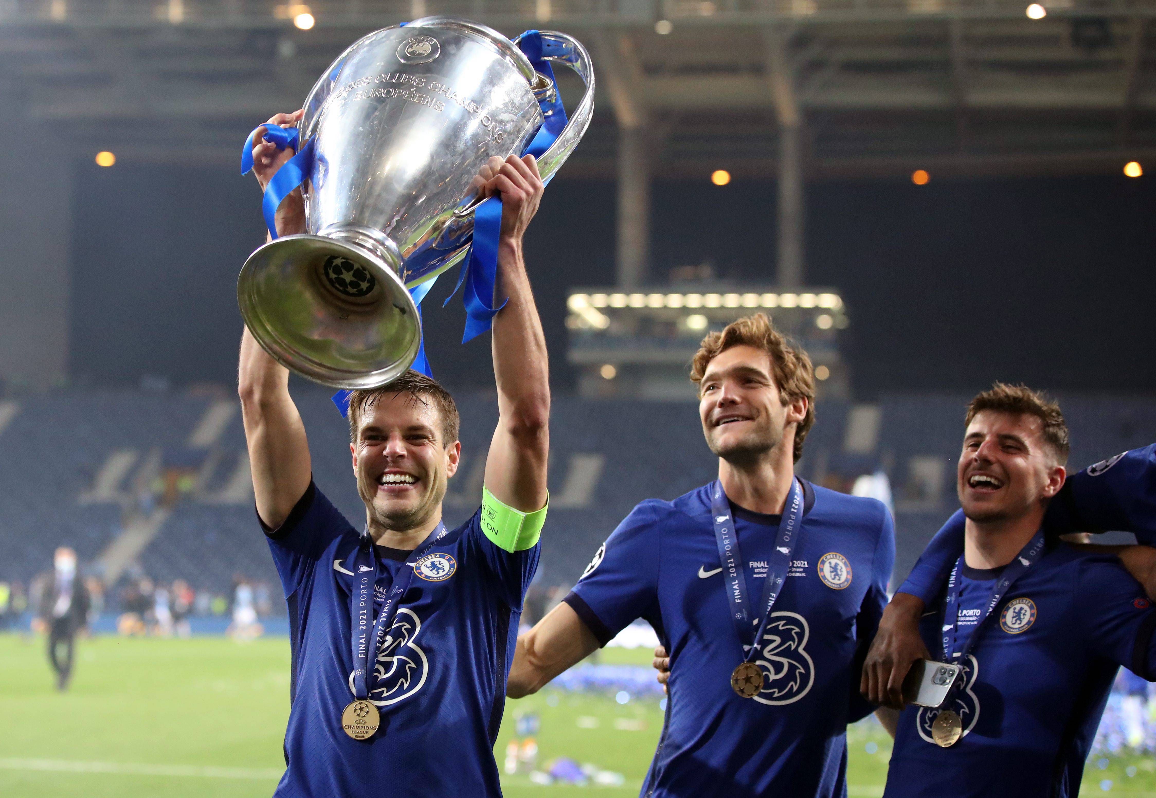 César Azpilicueta levanta la Champions.